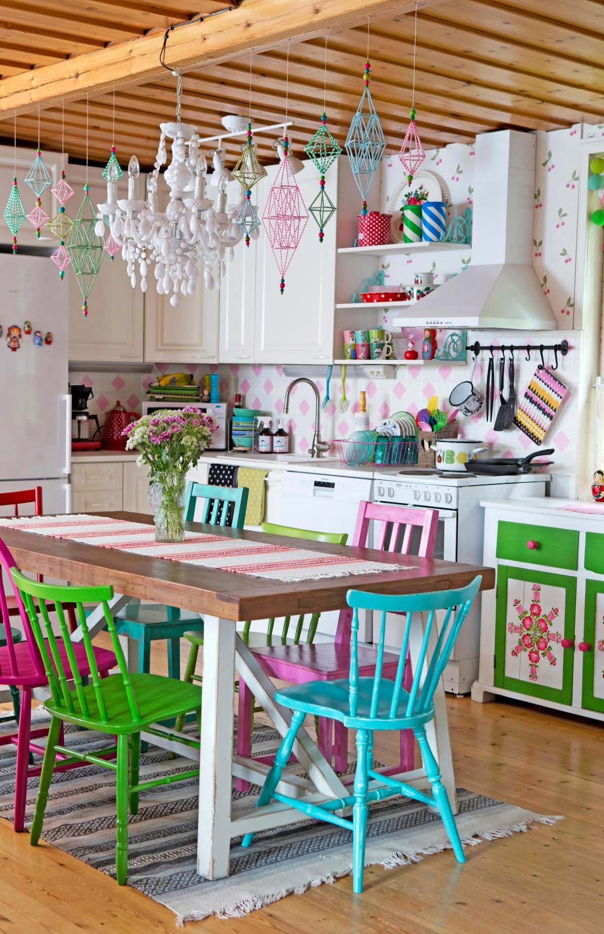 Heini teki himmelit ruokapöydän ylle herkullisen värisistä muovipilleistä.