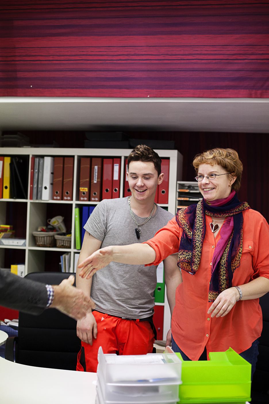 Myymälän takahuoneessa Teemu ja Arja tapaavat vakuutusyhtiön virkailijan.