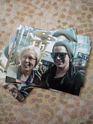 "Tämä yhteiskuva Adamista ja minusta on ensimmäiseltä tapaamiseltamme. Ilmeeni kertoo, miten tohkeissani olin. Kun katson kuvaa, tulee onnellinen ja nostalginen olo."