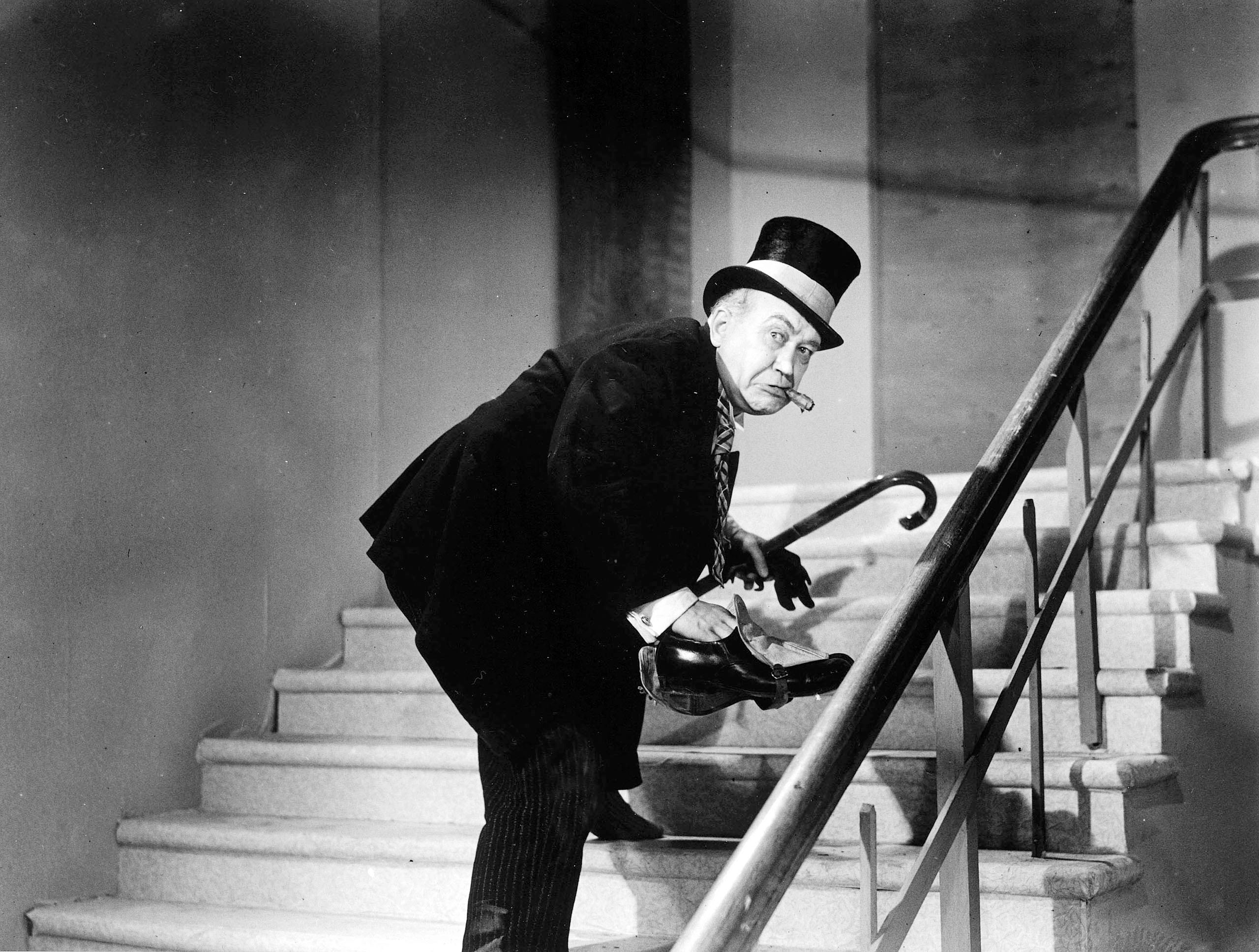 Vihtori (Eino Jurkka) pakenee Klaara-vaimoaan.