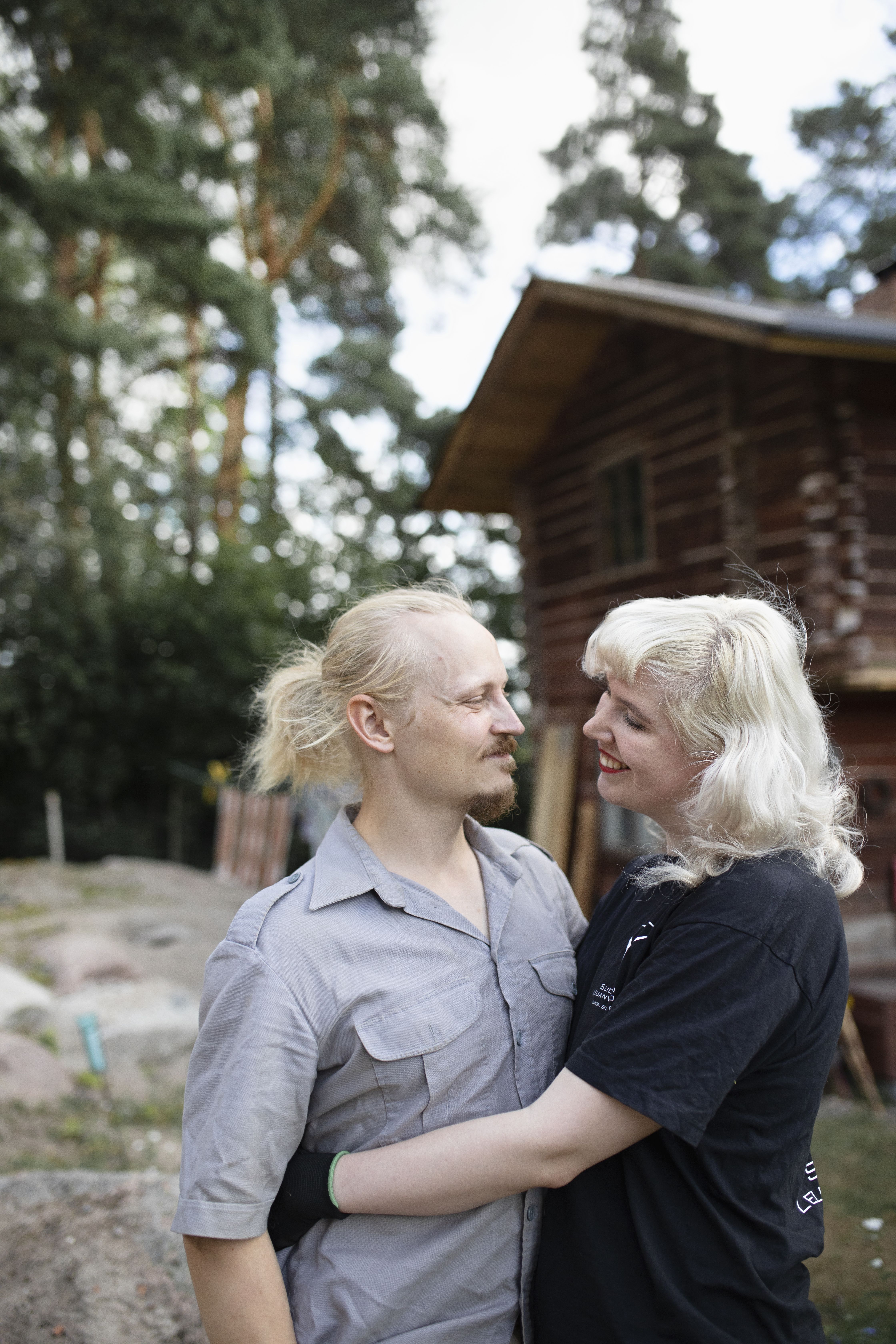 Uusi vanha talo tuli tontille palasina ja kohoaa nyt hirsi kerrallaan. <macro_up> ”Yritämme aina muistaa, että niin kiire ei saa ikinä olla, että toinen tai ilo unohtuisivat.”