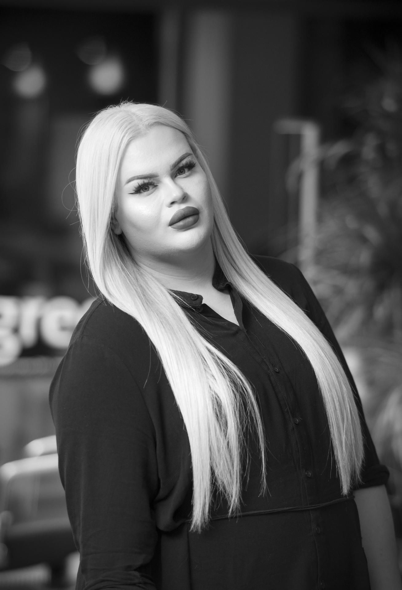 Henry Harjusola on 23-vuotias meikkitaiteilijalla ja parturi-kampaaja. Hänellä on YouTubessa yli 85 000 tilaajaa. Kuvapalvelu Instagramissa seuraajia on 65 000.