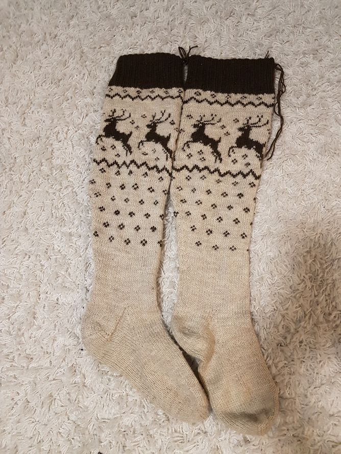 ”Porosukat neuloin varmaan kymmenen vuotta sitten. Toisena neulomani sukan jouduin purkamaan lähes kokonaan, kun siitä tuli paljon suurempi kuin ensimmäisestä. Ei niistä silti tullut samankokoisia, mutta välttävät mökkisukkina mainiosti.”