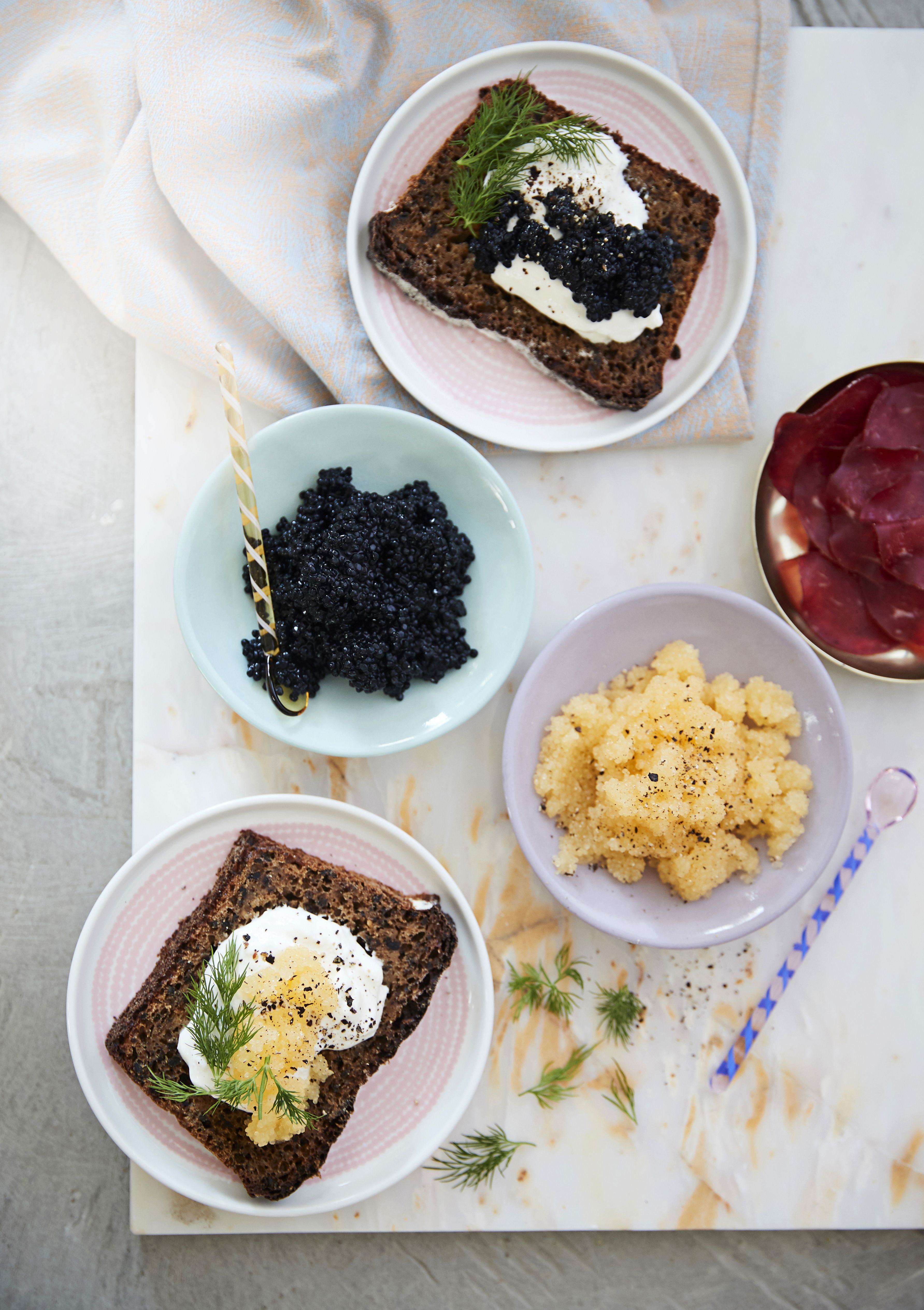 Pääsiäisen helpot ja herkulliset alkupalat syntyvät mämmileivästä. Laita vain nokare ranskankermaa, merileväkaviaaria ja tuoretta tilliä päälle. Myös savulammas maistuu leivän kanssa.