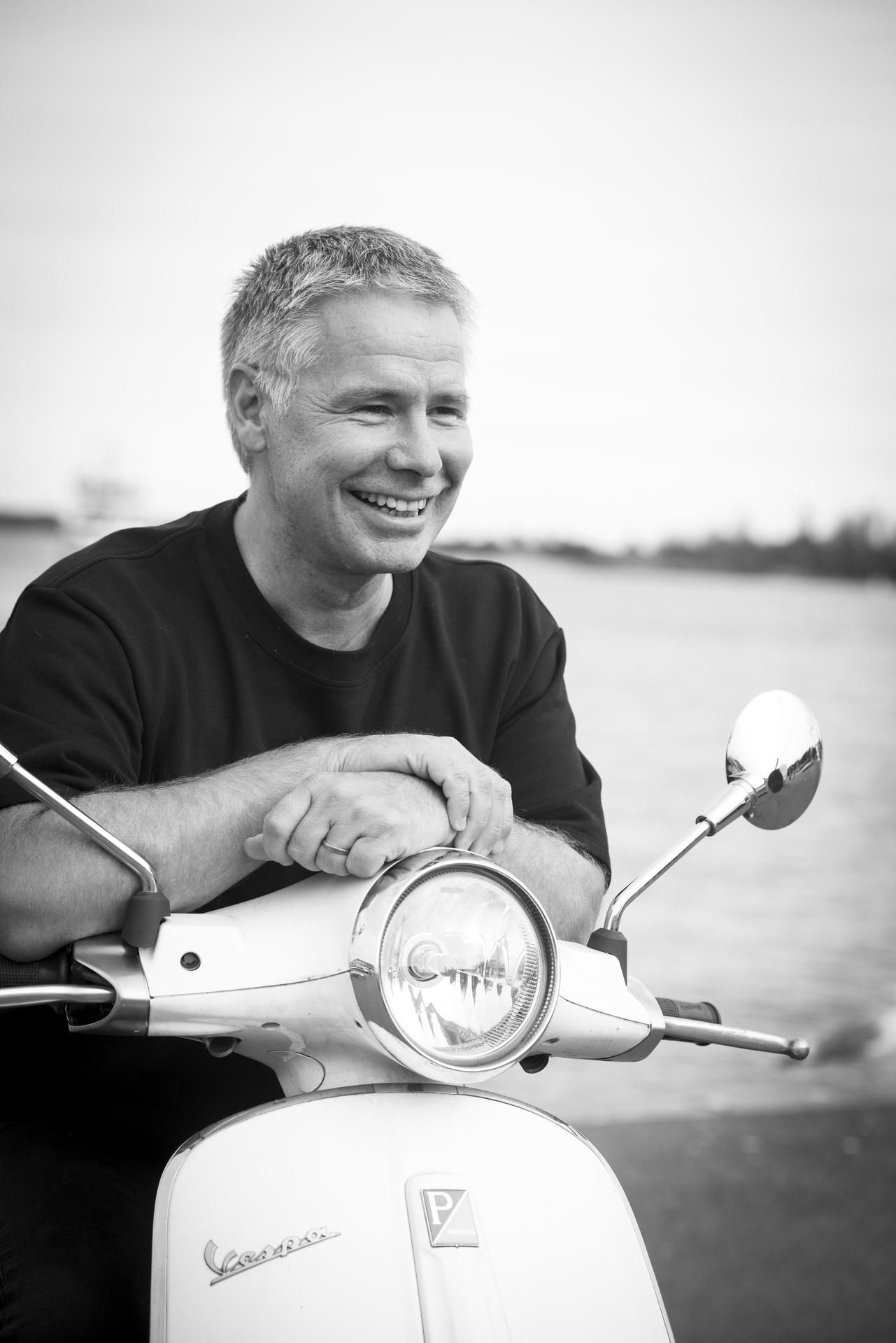 Saku Tuominen on 51-vuotias yrittäjä ja tietokirjailija. Hän asuu Helsingissä avoliitossa, ja hänellä on edellisestä liitostaan 18-vuotias tytär. 