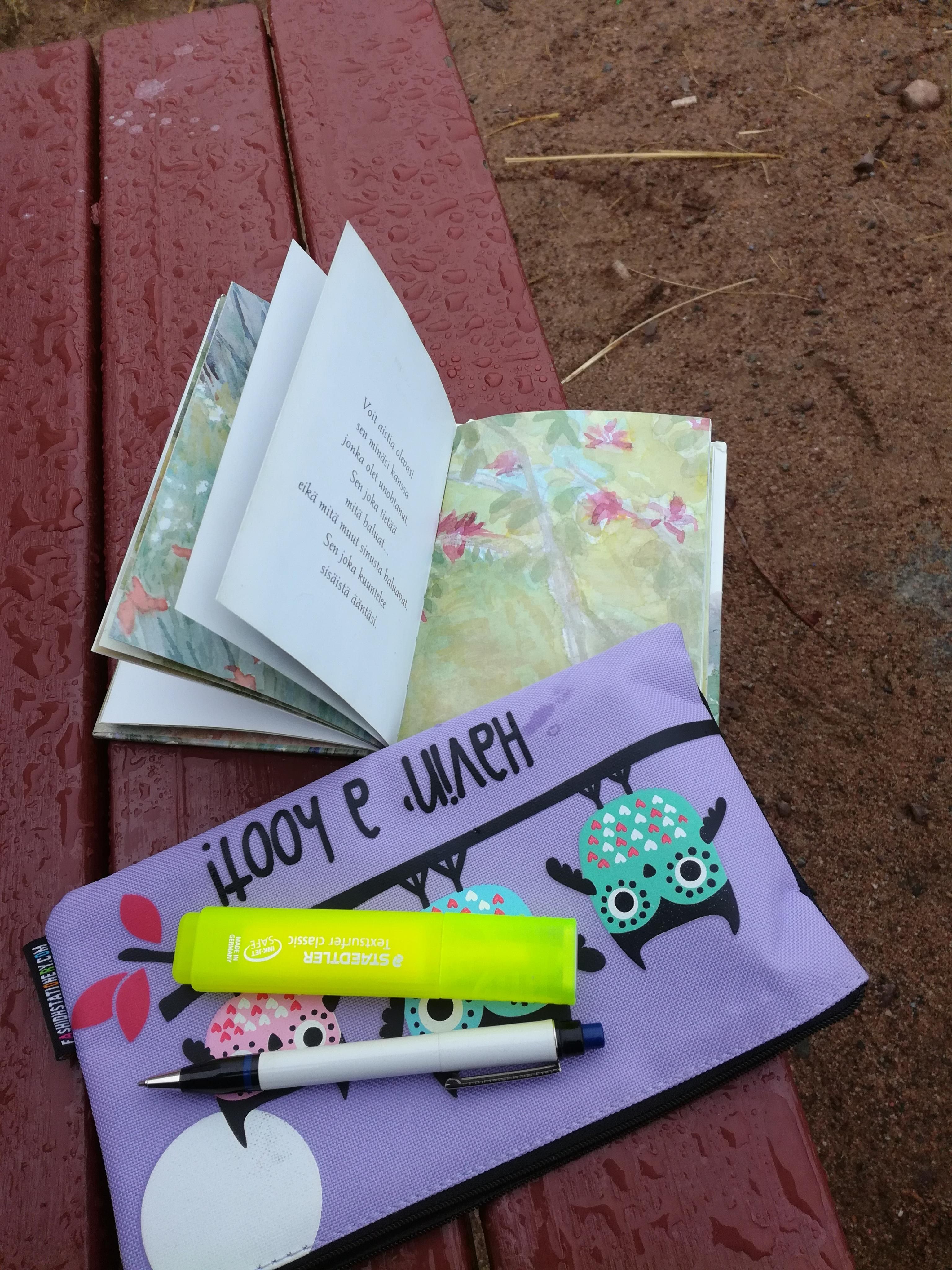 Kirsi kirjoittaa ajatuksiaan pieniin muistikirjoihin ja tekee niistä värittämällä kauniita. Myös toisten kirjoittamia mietelauseita hän lukee mielellään. 