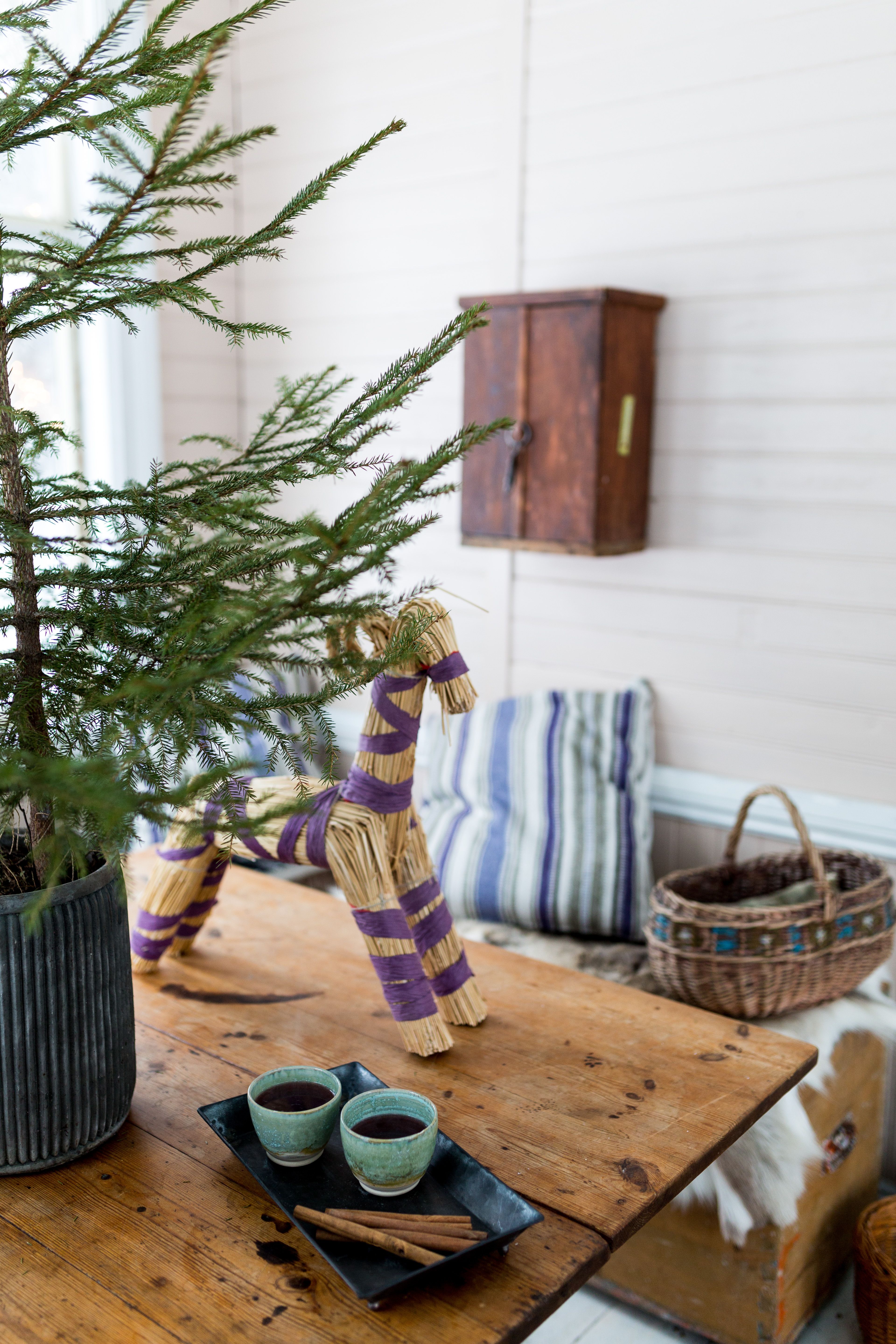 Pöytäkuusi,lampaantaljat ja tyynyt luovat verannalle herkkää ja ajatonta joulutunnelmaa. Havuköynnös ja kranssit säilyvät hyvin verannan viileydessä.