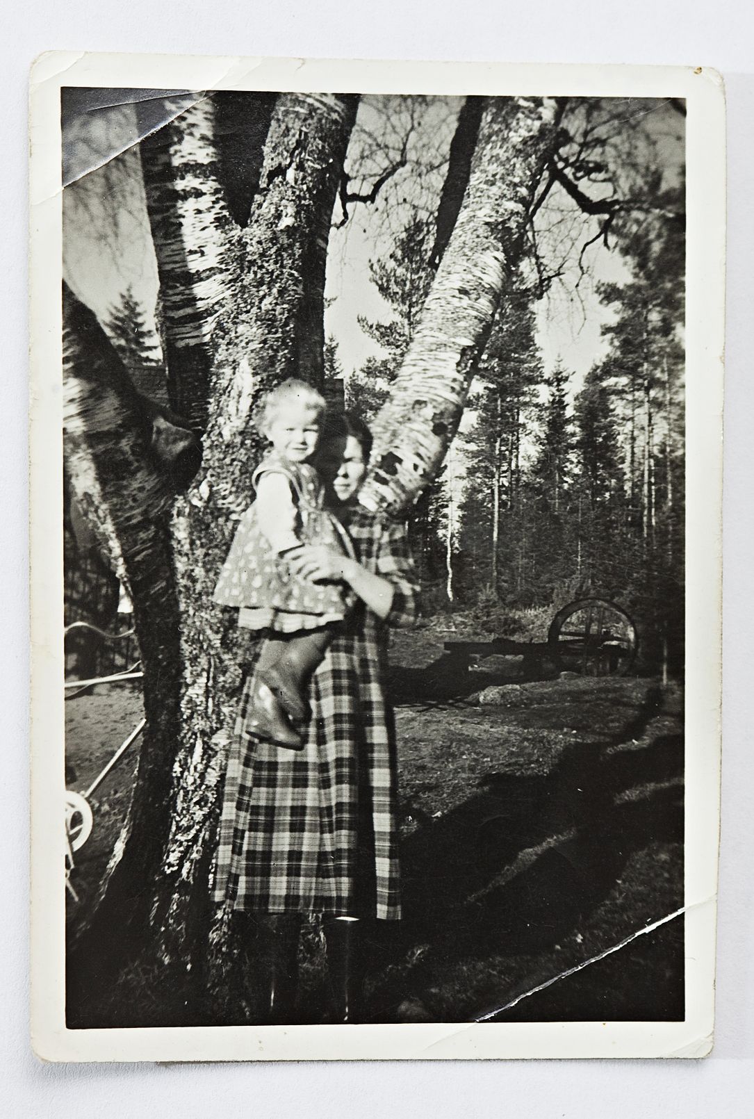 Äidin sylissä kotipihalla vuonna 1959.