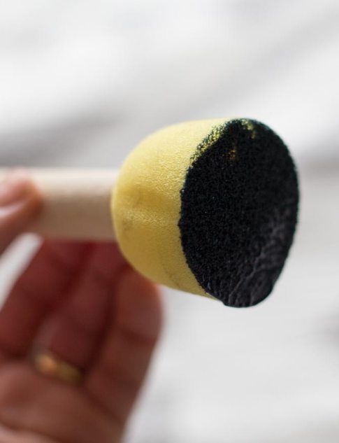 Töpötä painoväriä vaahtomuovisienellä. Värien levittäminen onnistuu myös pensselillä.