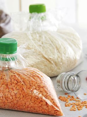 Muovipussista syntyy oiva säilytysastia.