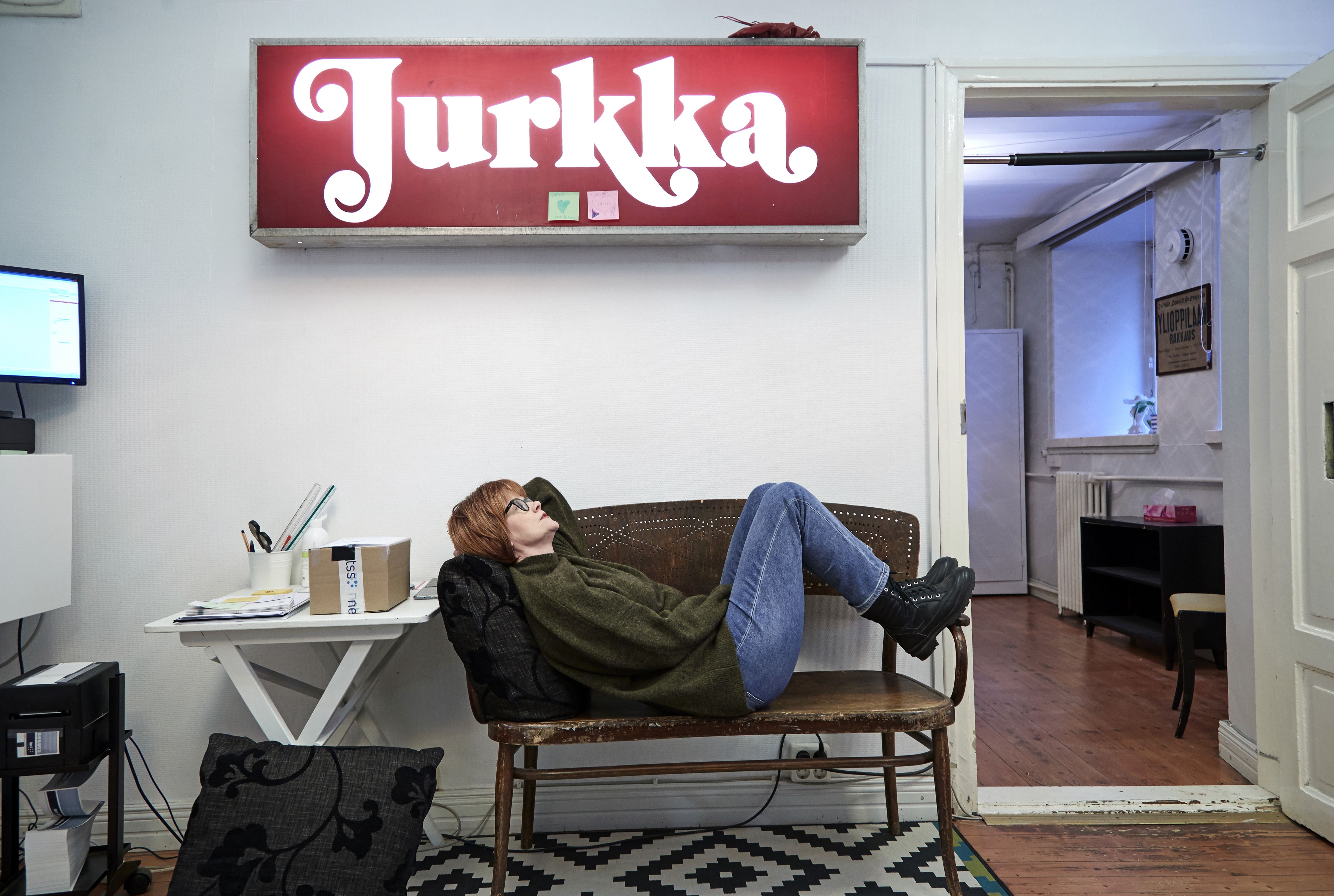 Lilli Earlin työpaikka on Teatteri Jurkassa, jossa hän näytteli jo lukiolaisena pääosaa näytelmässä Viattomuus kadulta. Ylpeä isä kutsui näytökseen myös Mauno ja Tellervo Koiviston, perhetutut. ”Kun presidentti istui alas, tuoli hajosi hänen altaan."