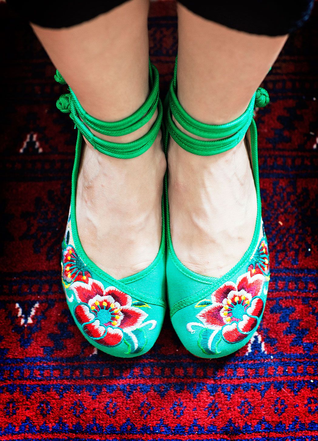 Olin syyskuun alussa työmatkalla Kiinassa, kun löysin nämä iloiset kangastossut. Ne piristävät vaikkapa asiallista housuasua.