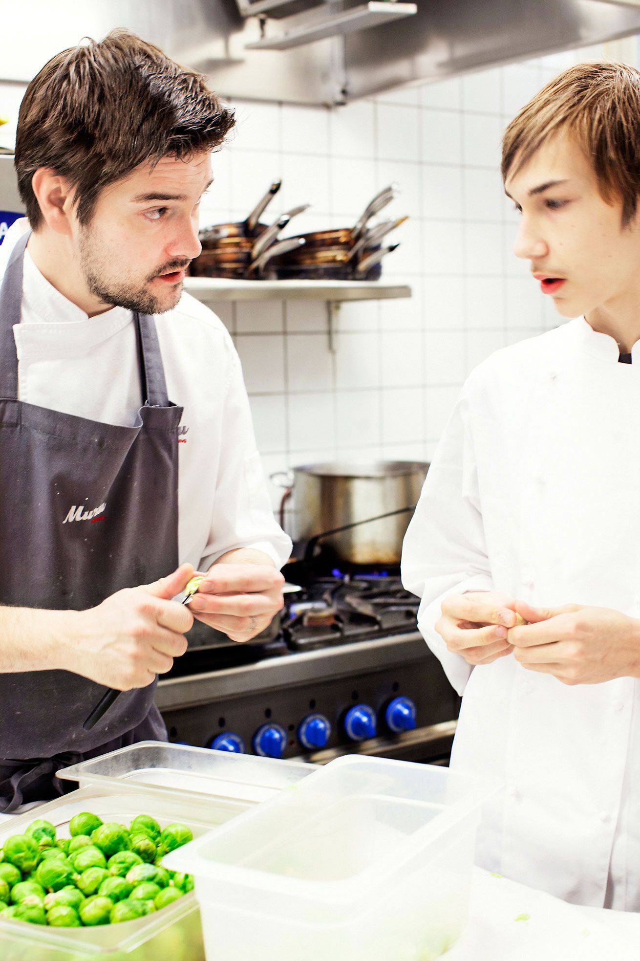 Keittiömestari Henri Alén, Luka Härme ja yhteinen urakka: ruusukaalit. "Minulla on Hevisaurusten nimikirjoitukset", Luka kertoo Henrille.