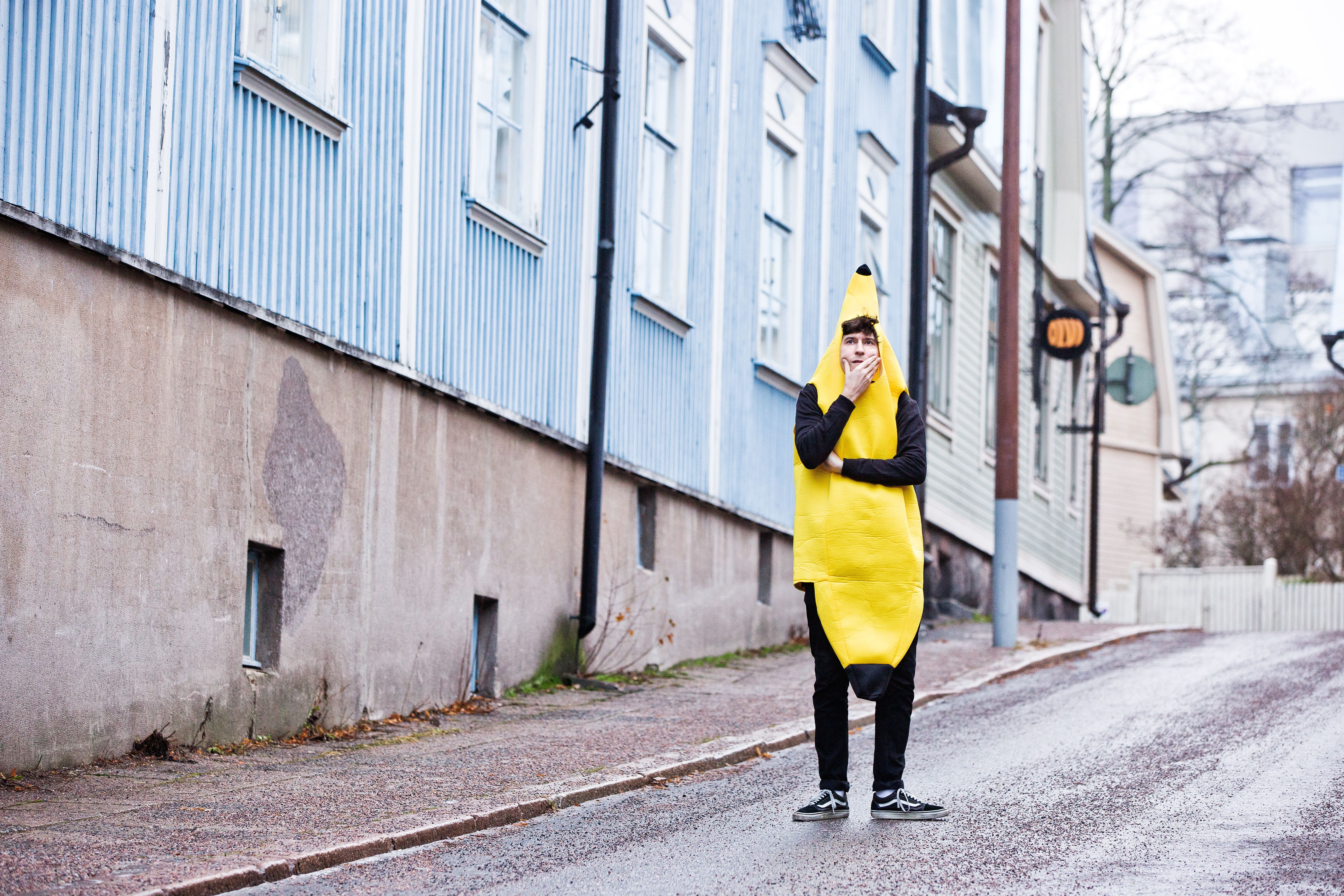 Banaanipuku on joululahja Kasperin puolison siskolta. "Ajattelin, että on hyvä pukeutua värikkäästi, kun tänään on niin harmaa päivä."