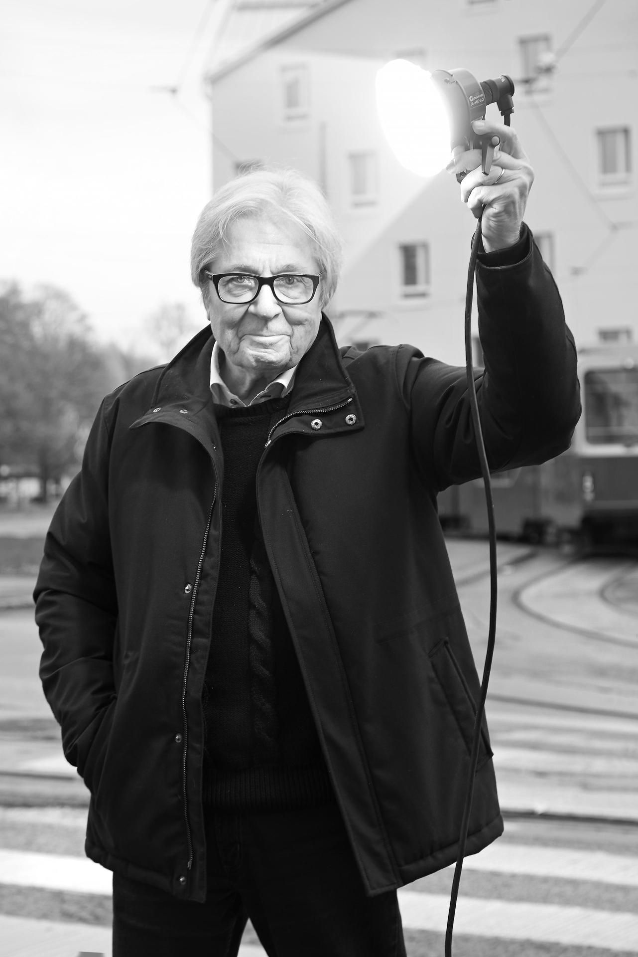 Markku Veijalainen on 70-vuotias toimittaja, joka tekee edelleen töitä muun muassa elämäkertojen ja henkilökuvien parissa. Hän asuu vaimonsa Annen kanssa viikot Töölössä ja viikonloput Hangossa. Pojassaan Petessä hän ihailee tämän täysipainoista sitoutumista perheeseen ja isyyteen.