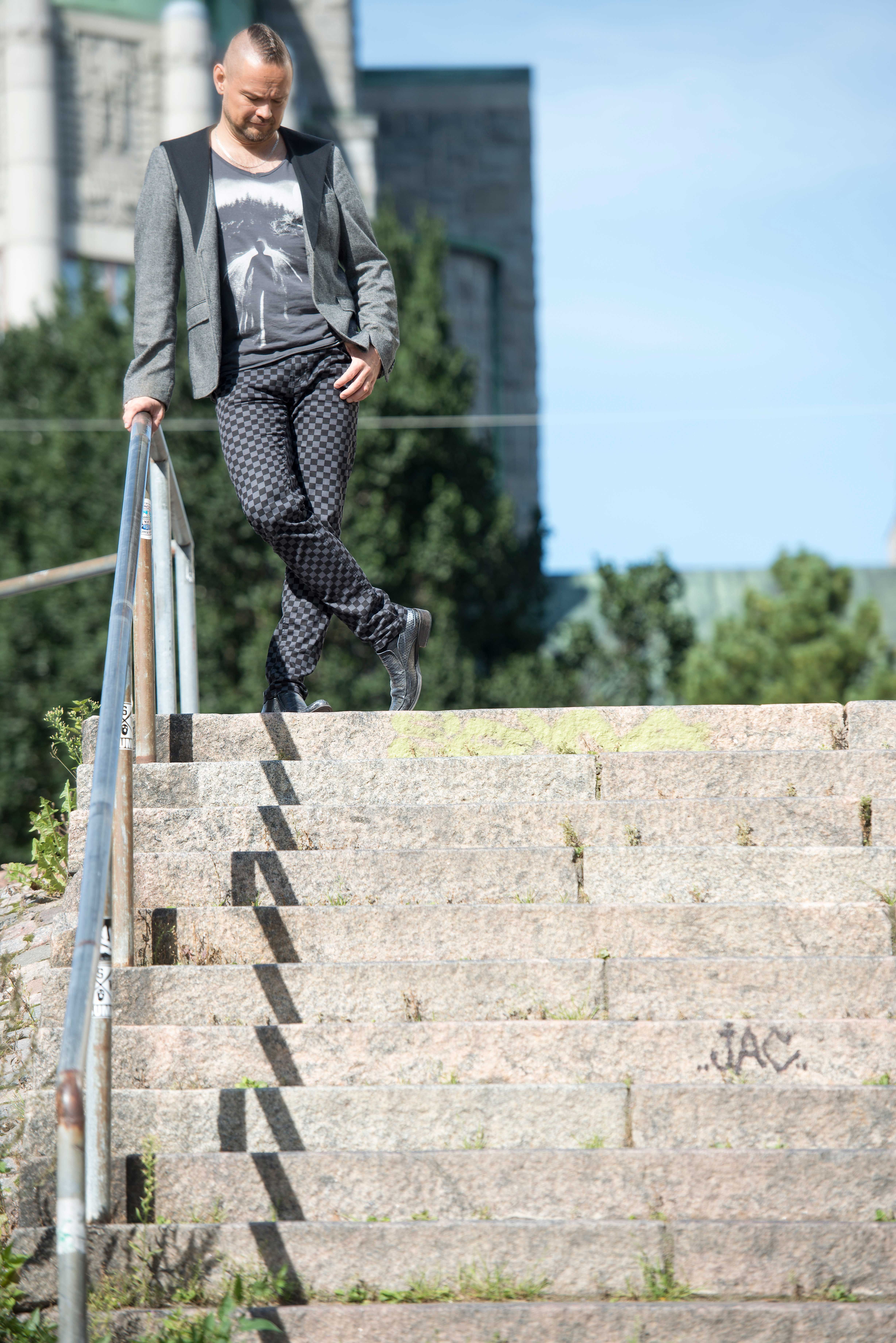 "Pitkään alkoholi oli minulle masennuslääkkeen korvike", Hannu Lepola sanoo.