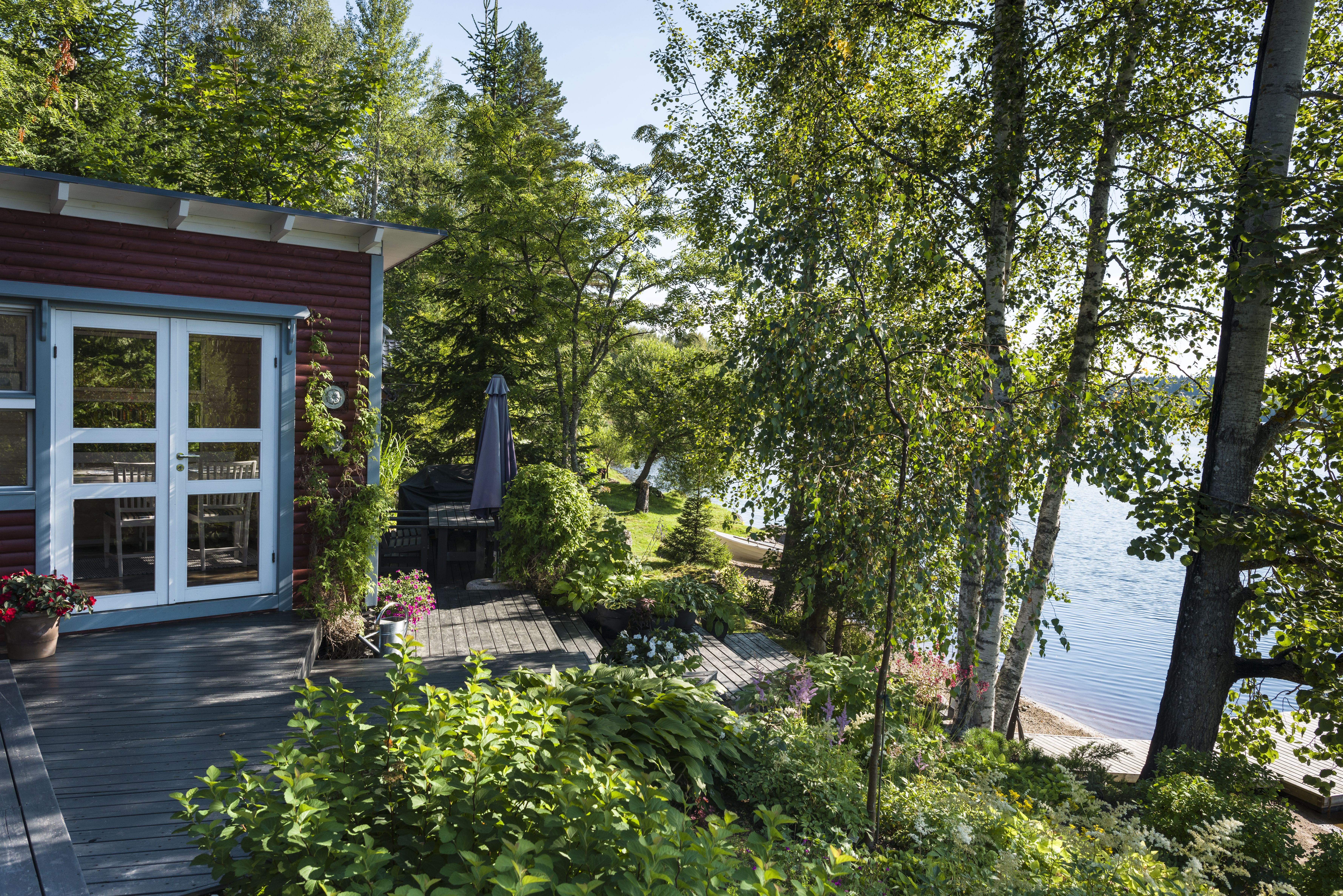 Rannan tuntumassa oleva kesäkeittiö rakennettiin osin kierrätystavarasta.