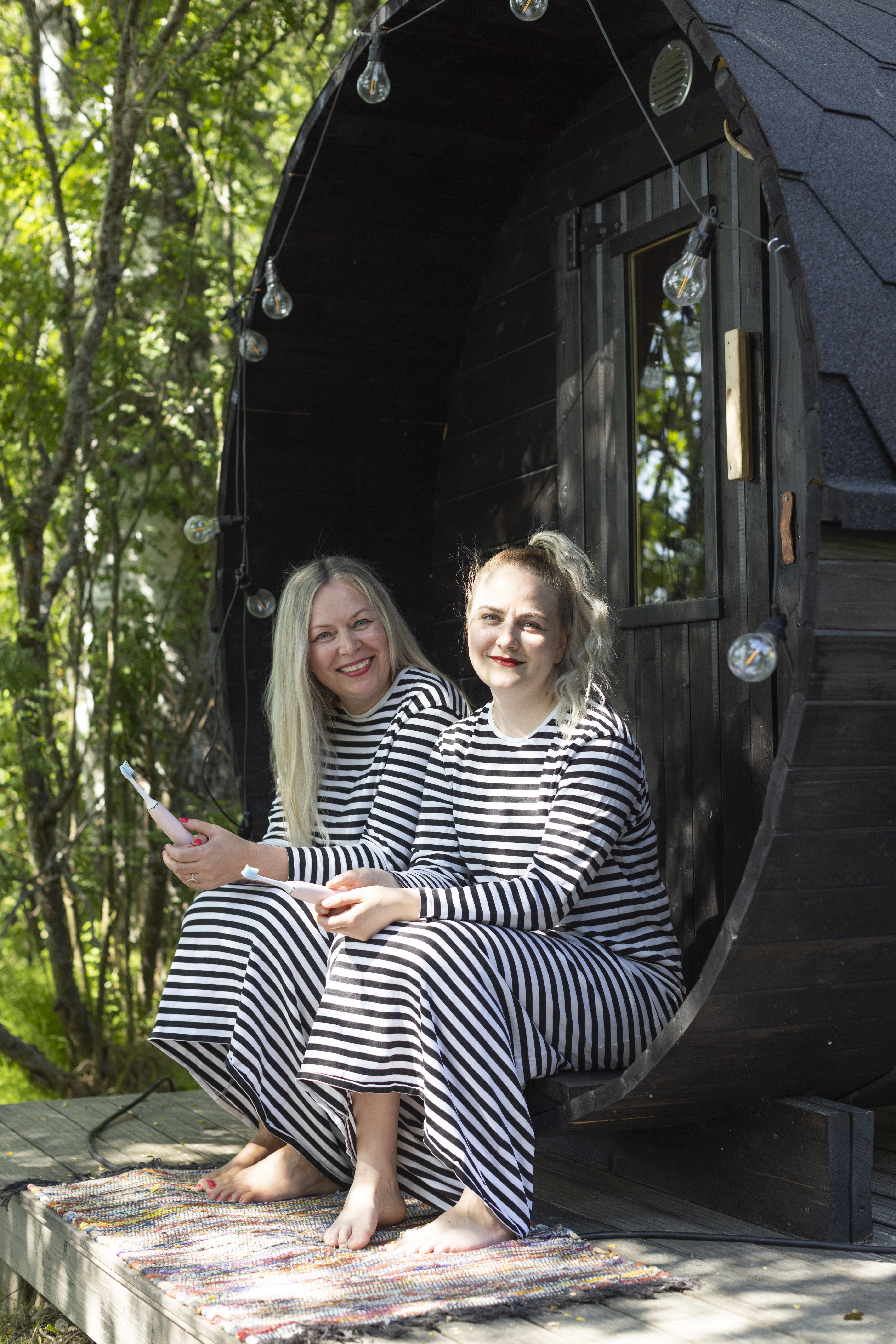 Muun muassa vaatemaku yhdistää Marjoa ja Mimiä. Marjo on pukeutunut Marimekkoon 60-luvulta lähtien, ja innostus on tarttunut Mimiin. Usein he mylläävät yhdessä äidin vaatekaappia. ”Jostain syystä vaatteeni kutistuvat kaapissa, ja olen tarjonnut niitä Mimille.”