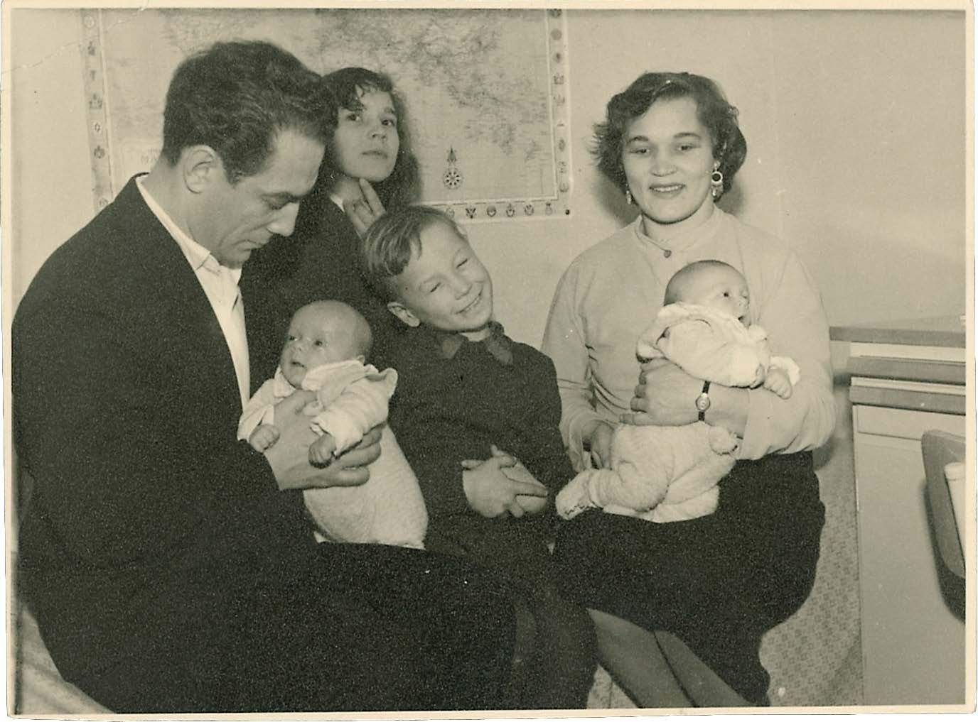 Perhepotretti Helsingin Munkkiniemessä tammikuulta 1957: isän sylissä Atik ja äidin Adil, keskellä isosisko Mönzel ja isoveli Raif.