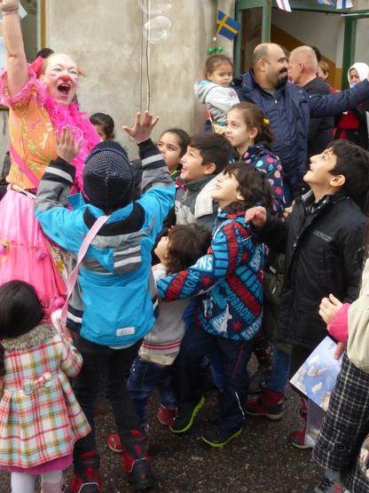 Marraskuussa 2015 otin klovnina vastaan pakolaisia Karjaalla.