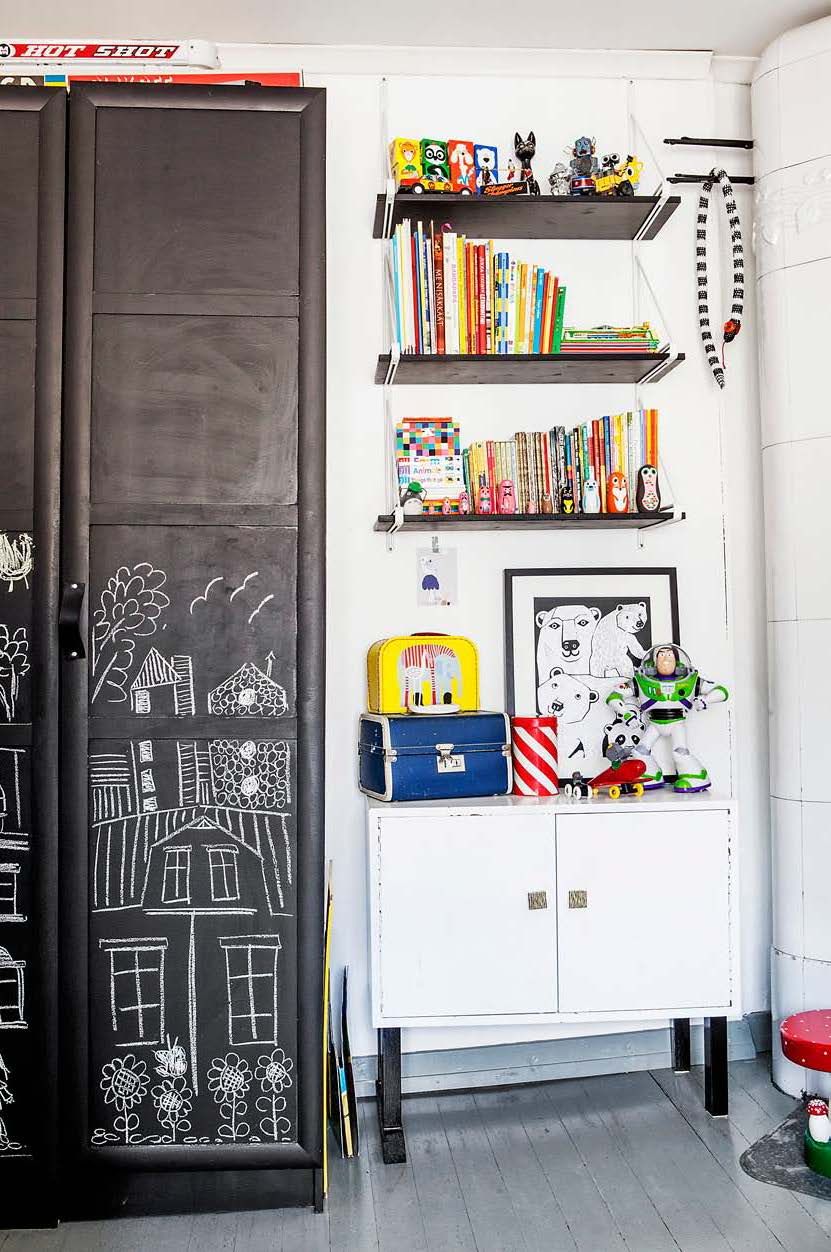 Vanhassa talossa kaikki on hieman vinksin vonksin. Vuosien saatossa perustukset ovat painuneet, joten lattia viettää. 