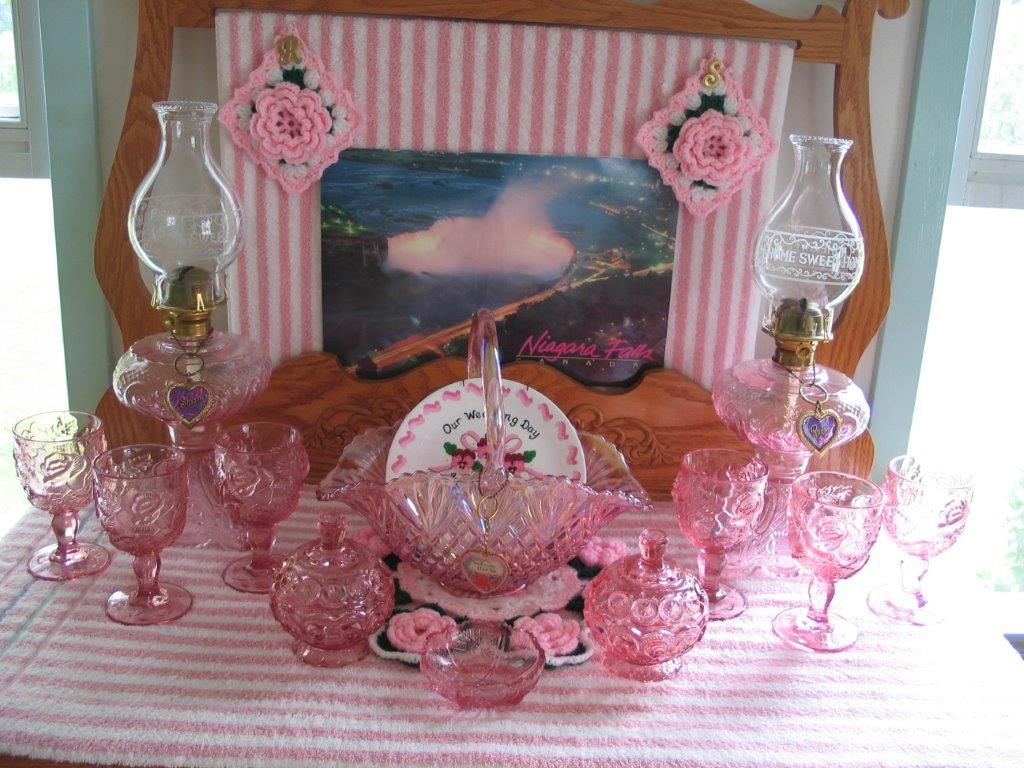  Kihlajaislahja on yleensä astiasto tai kello. Häämatka voi suuntautua vaikka Niagaran putouksille. Näitä pidempiä matkoja varten amissit palkkaavat kuskin ja auton.