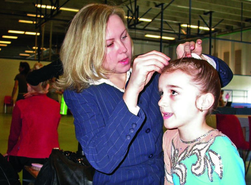 Valmentaja Larisa Gryadunova viimeistelee kahdeksanvuotiaan Katjan kilpailukampausta.