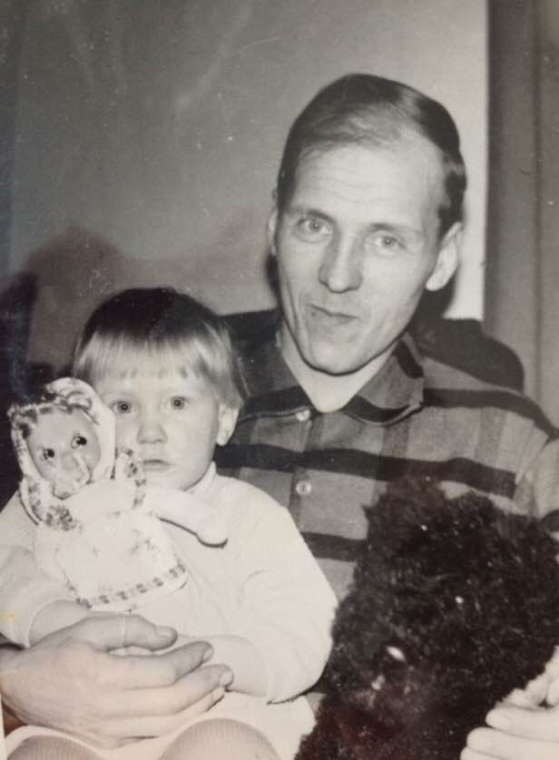 ”Tämä on ehkä kaksivuotiskuvani, iskän sylissä tietty.”