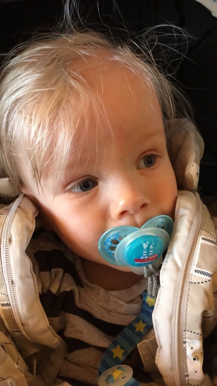 "Tuomaksesta tuli koko perheen 'vauvati'. Isosisko Riina touhuaa aina Tuomaksen kanssa ollessaan kotona, ja isä jäi lupauksensa mukaan hoitamaan Tuomasta kotiin, kun palasin töihin", Tuula sanoo.