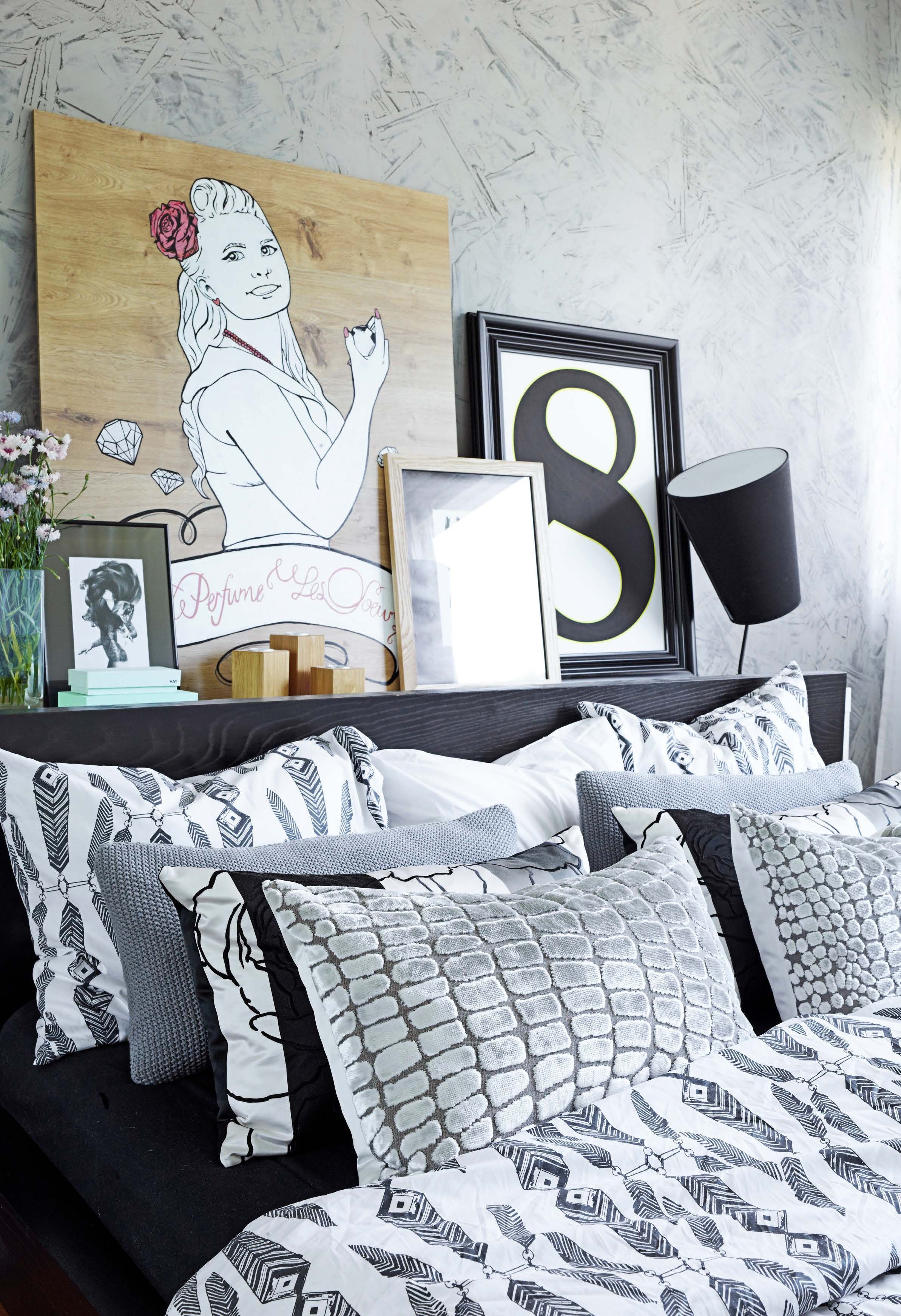 5. Sängyn päätyyn voi kiinnittää taululistan ja sille koota kokoelman vaihtuvaa taidetta.