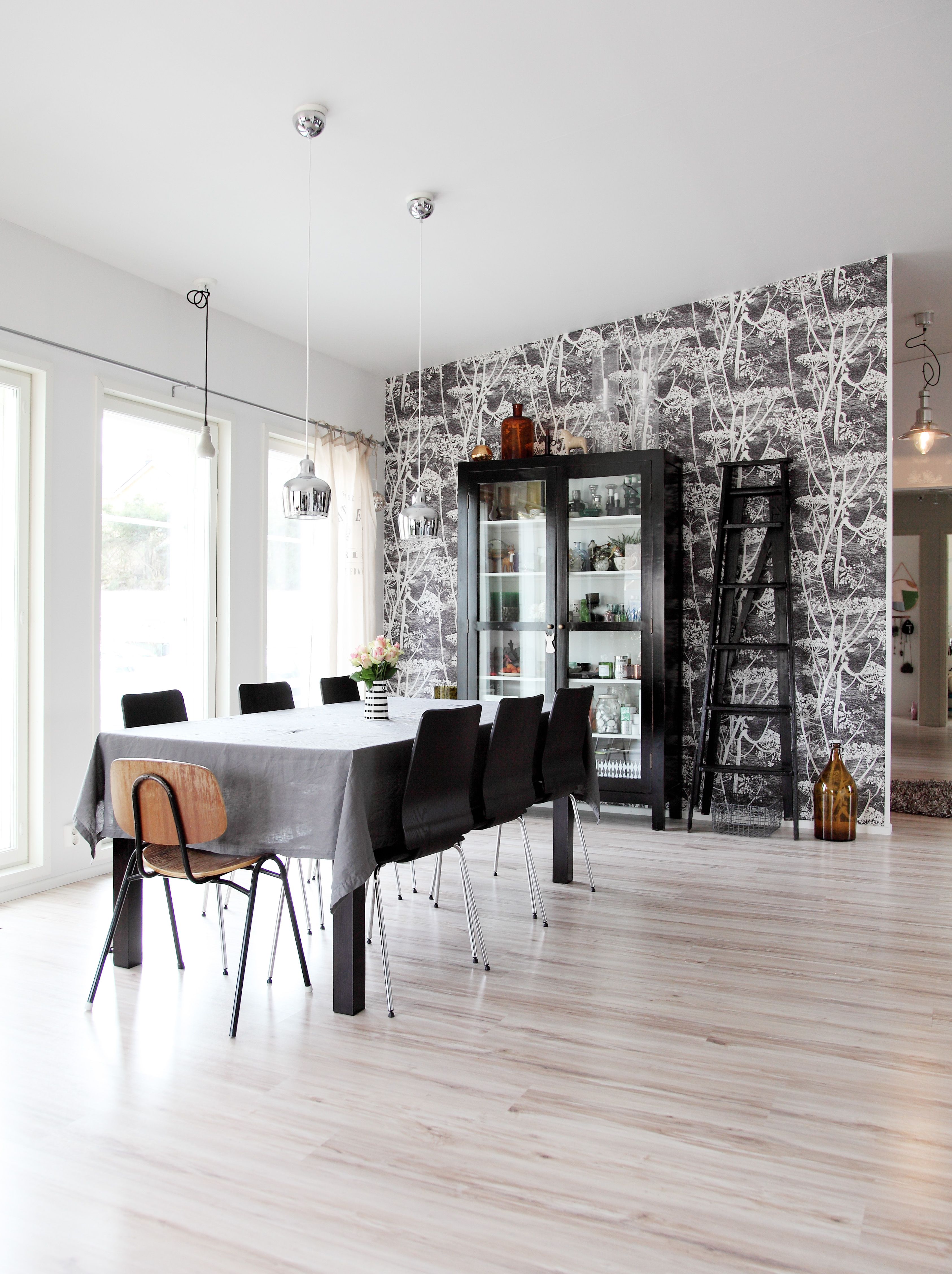 Cole &amp; Sonin Cow Parsley -tapetti laitettiin seinälle ruokailutilaa ryhdistämään, koska valkoinen maali näytti liian valjulta.