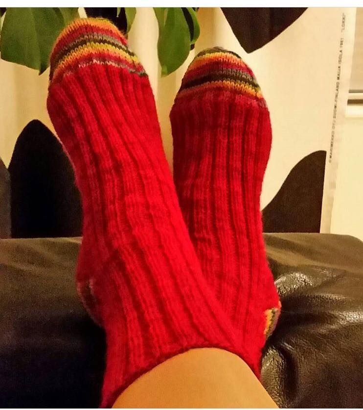 Neuloin joulunpunaiset sukat, mutta halusin niihin jotain muutakin väriä, joten neuloin kantaan ja kärkeen värikkäästä langasta. Sukat sai rakas tyttäreni. Olen myöhemmin neulonut lähes samanlaiset myös itselleni, koska molempia lankoja jäi toiseenkin sukkapariin. – Satu Alamäki