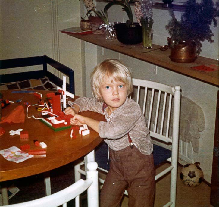 Nelivuotias Arno keskellä 70-luvun lapsuutta kotona Kruununhaassa.