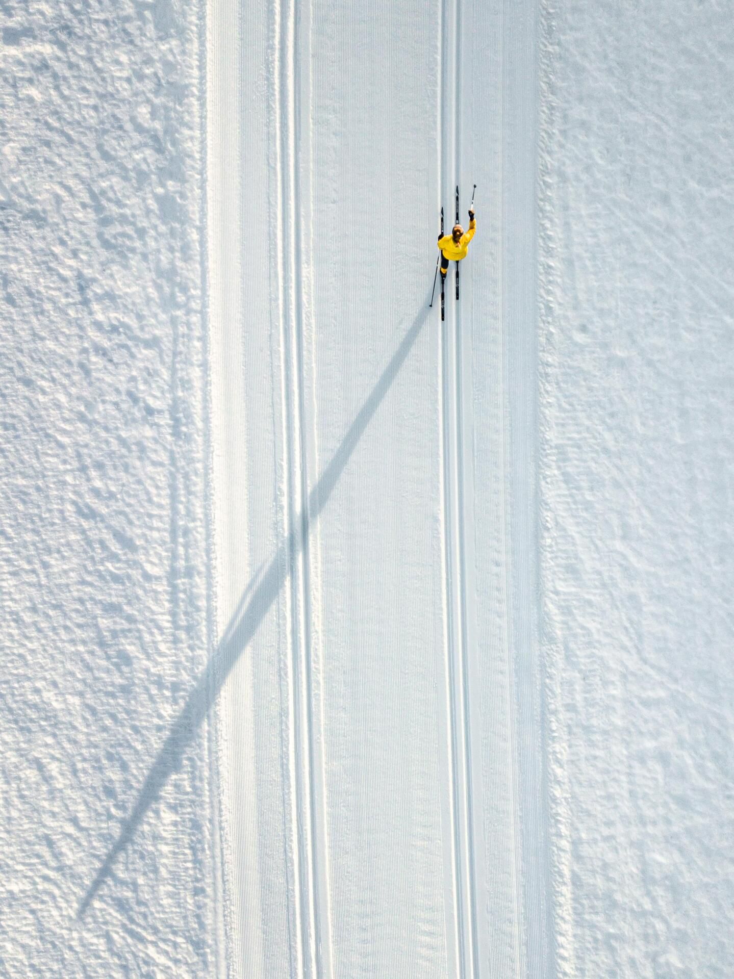 Hiihdän mieluiten tasamaalla. Ylämäissä tykkään ottaa itsestäni kaiken irti, mutta alamäkiä pelkään.