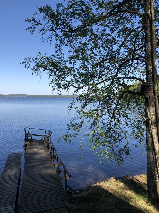 ”Laituri kallistuu savisessa rannassa sitkeistä oikaisuyrityksistä huolimatta.” – Russukka