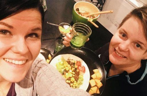 Treenin jälkeen söimme Merin kanssa tortillaa telkun ääressä.