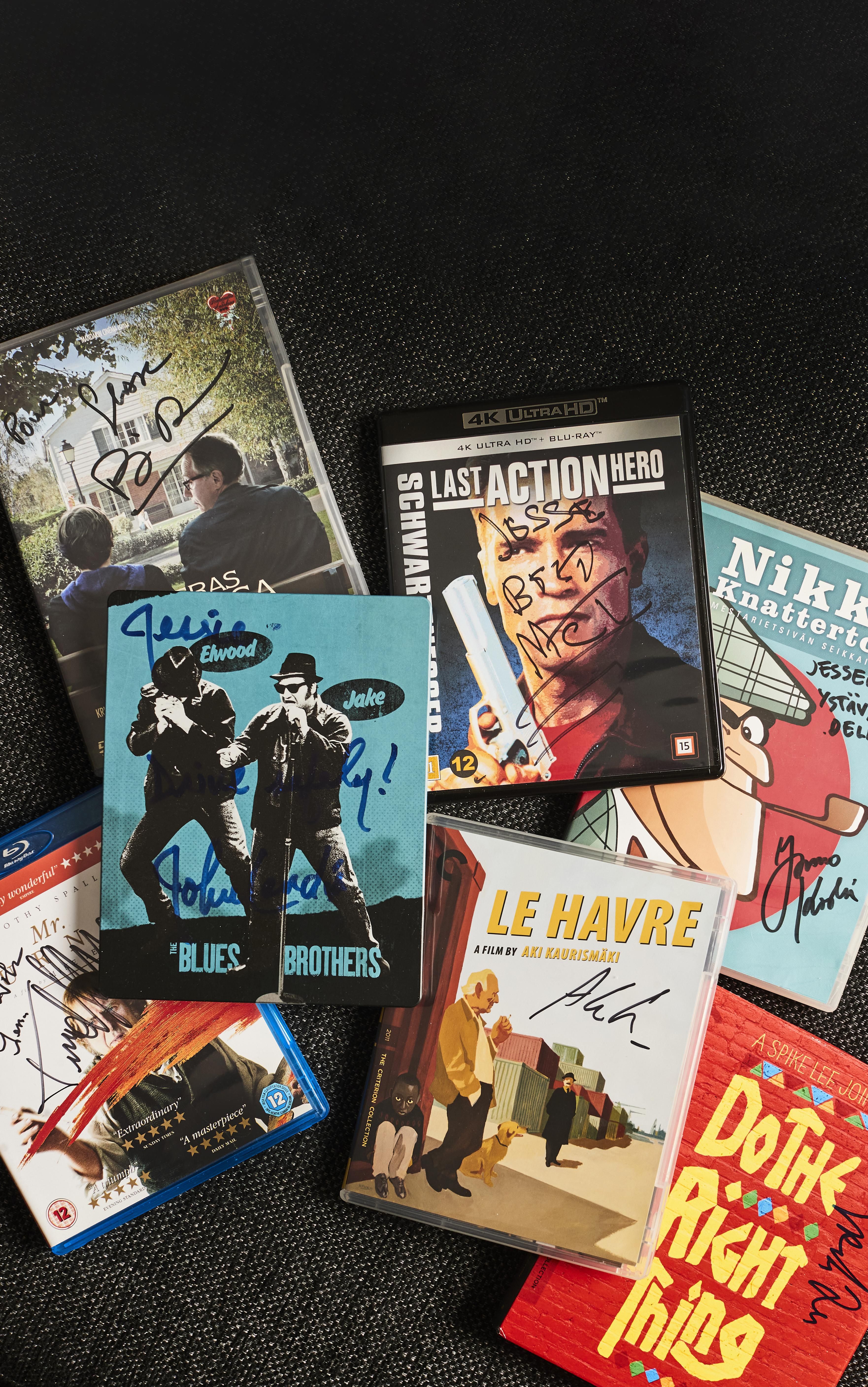 Signeerattavan esineen pitää liittyä nimensä kirjoittajaan. Se voi olla kirja, levy, konserttilippu, teatterin käsiohjelma tai vaikka lehti, jonka kannessa henkilö poseeraa.