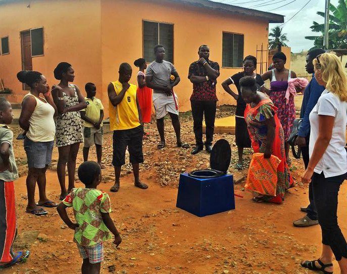 ”Esittelemme kuivakäymälää Accrassa syksyllä 2016. Kenttätyö on tosi antoisaa.”