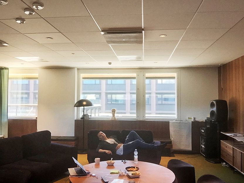 Päiväunet levy-yhtiön sohvalla.