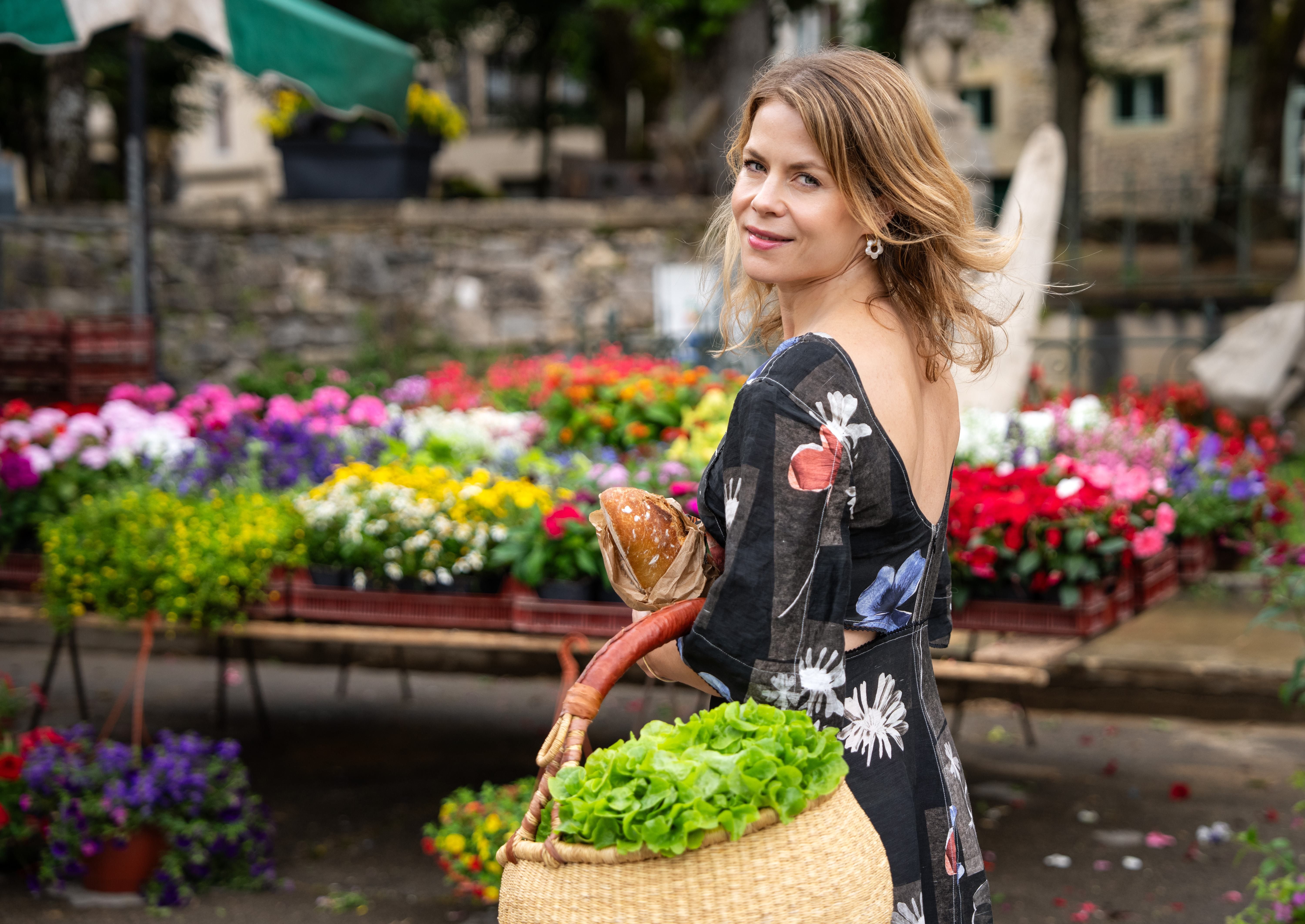 ”Uskallan nykyään olla rohkeammin oma haavoittuva ja hömelö itseni. Kirjailijan työ on auttanut siinä, sillä taiteilijoille sallitaan herkkyyttä eri tavalla kuin uutistoimittajille”, Annastiina sanoo.