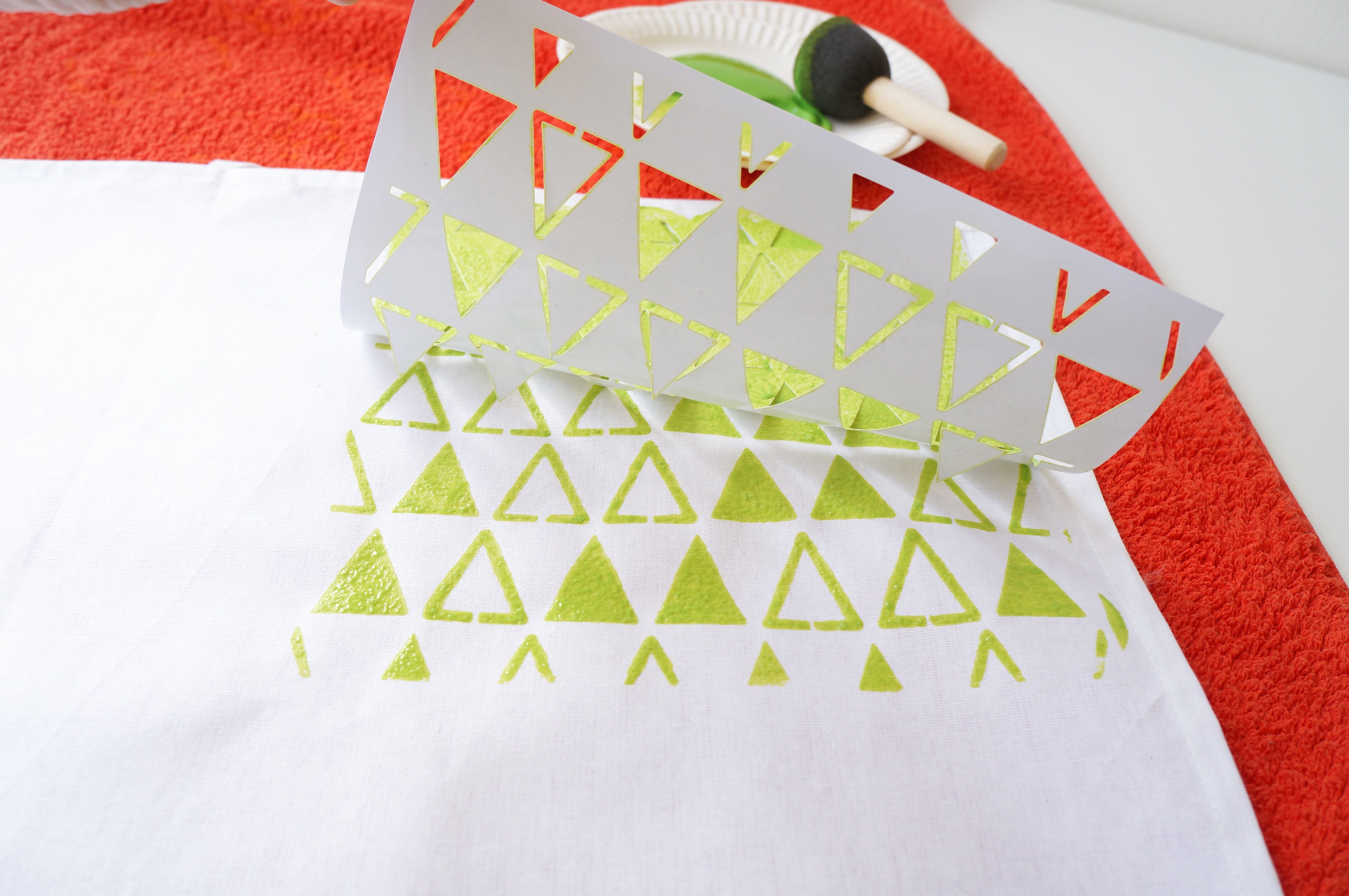 Muovista tarrasabluunaa on helppo käyttää, sillä se ei liiku väriä tuputeltaessa.