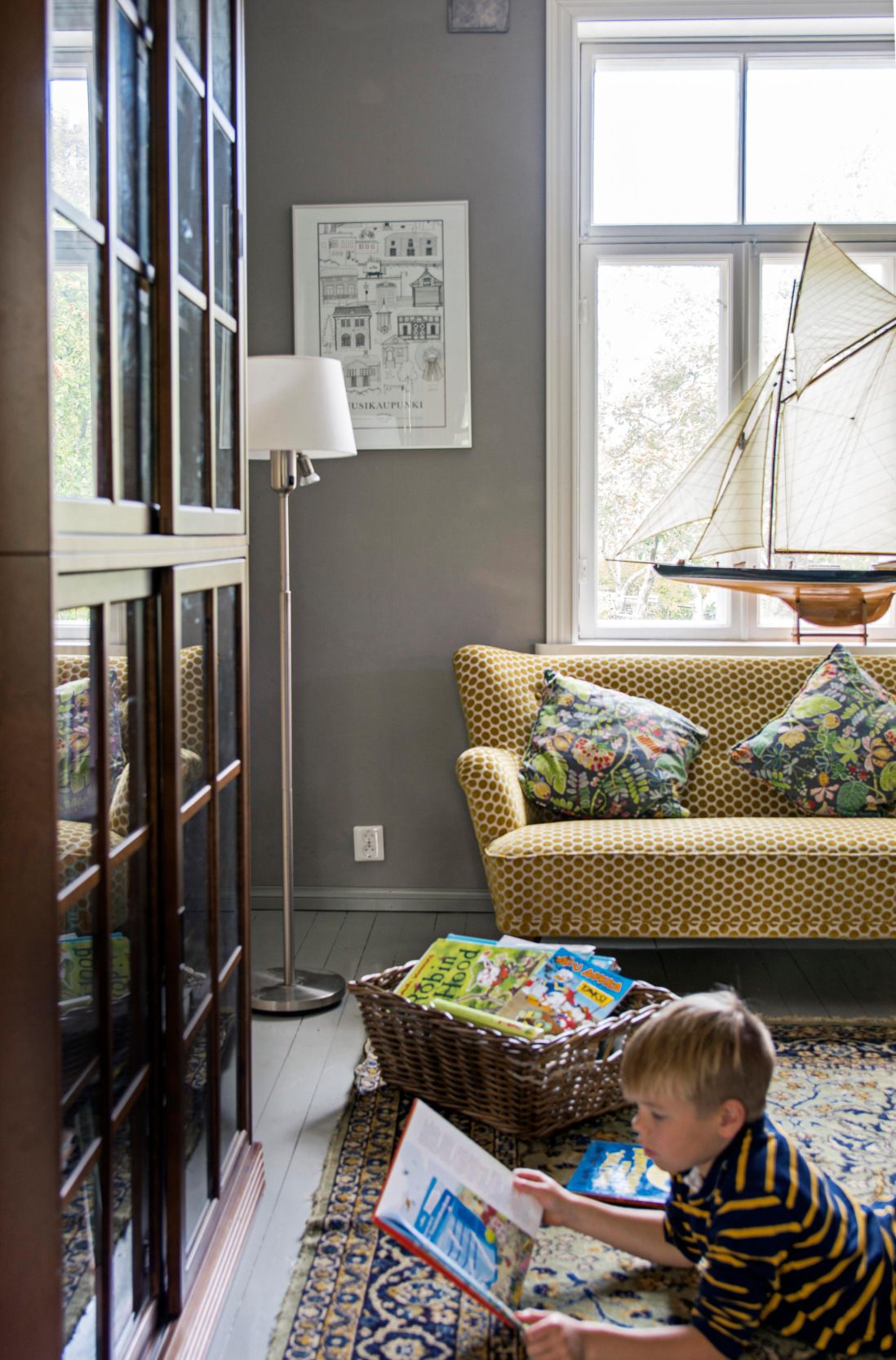 Kirjastohuoneenkin kohdalla Heidi odotti juuri sopivien huonekalujen löytymistä.