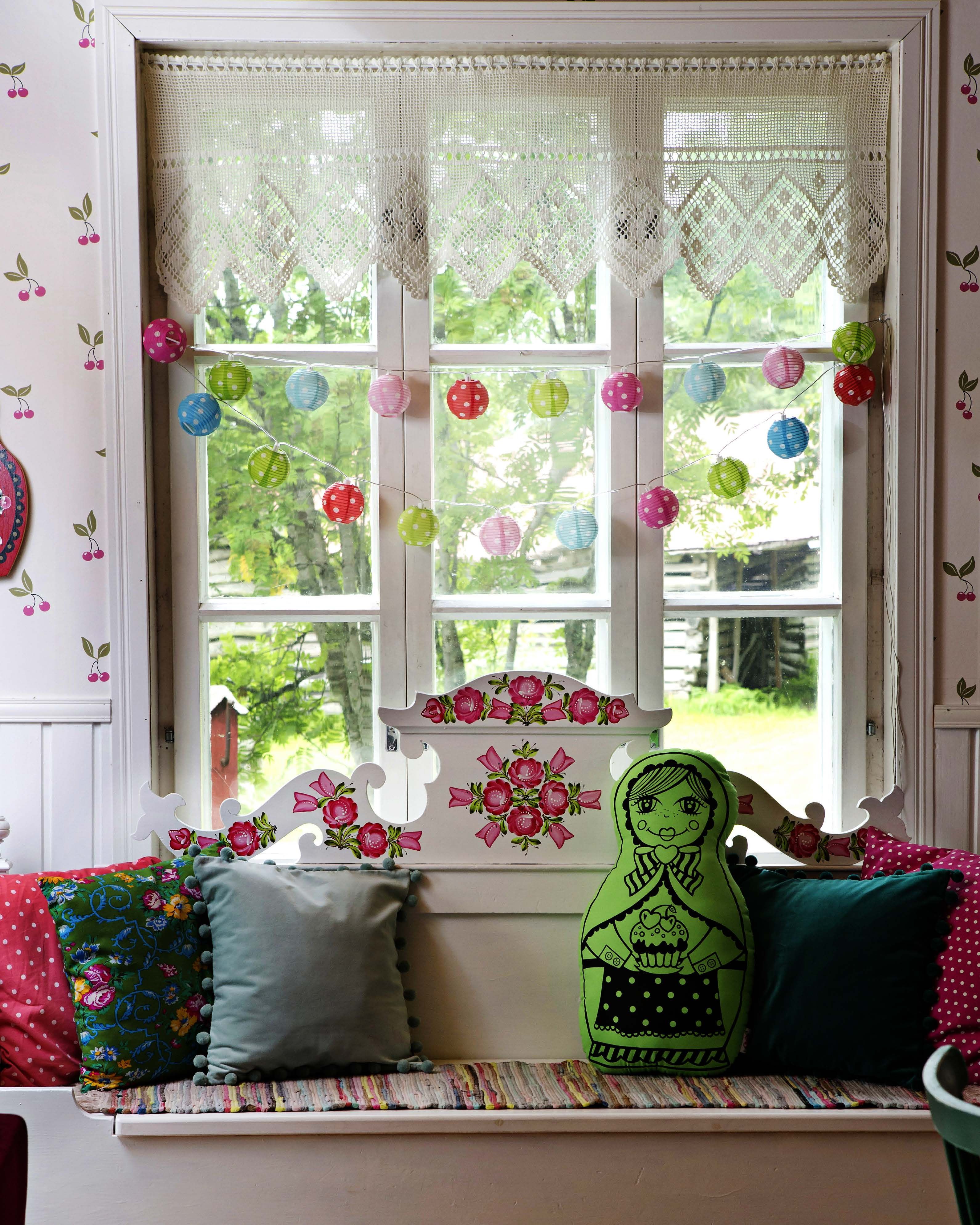 Heini on hurahtanut maatouskoihin, joita löytyy kotoa puisina sekä pehmeinä. Kangasmaatuska on itse tehty. Tulvan talonpoikaissohvan koristeet on maalannut ystävä.