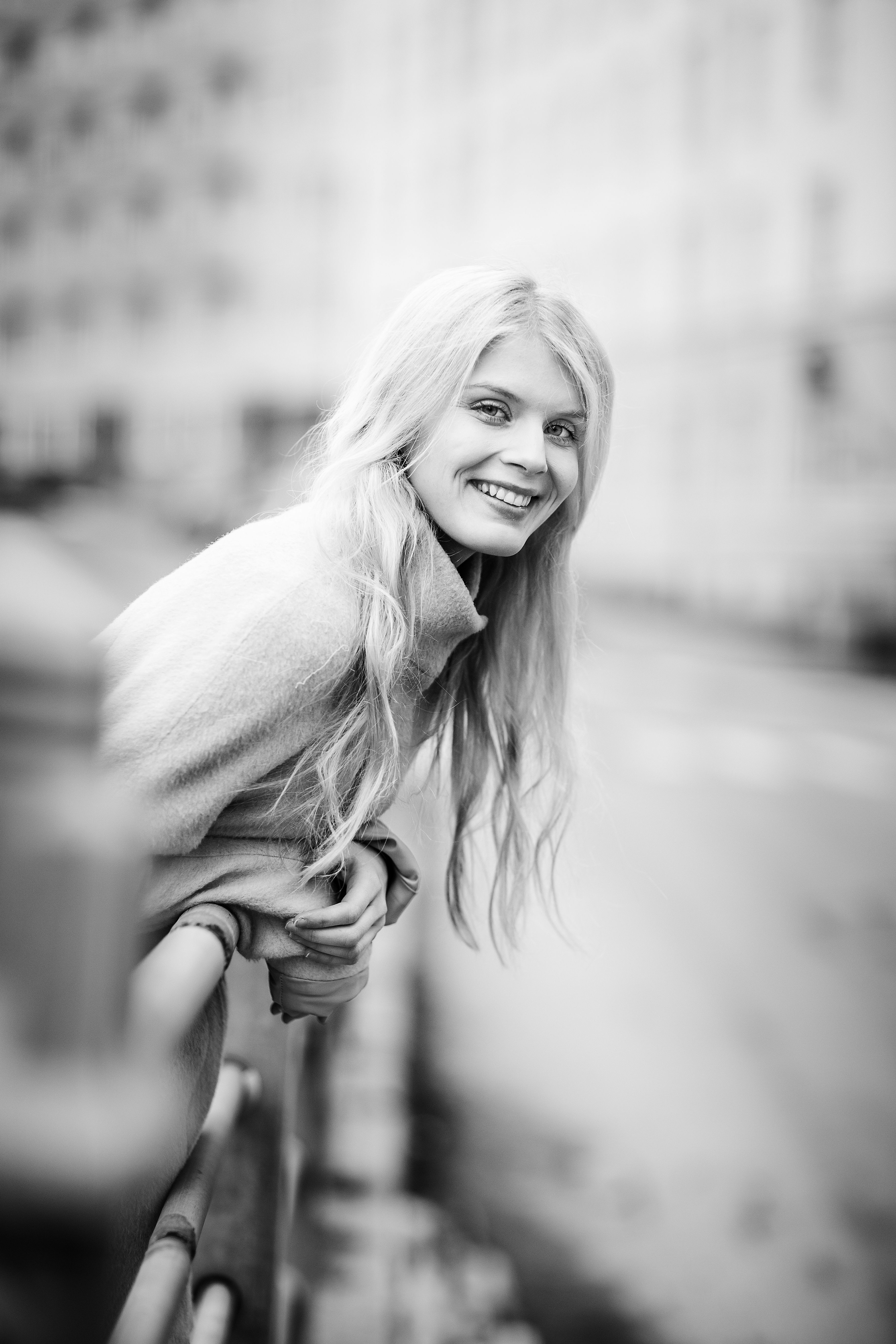 Alina Tomnikov (s. 1988) on helsinkiläinen näyttelijä ja teatteritaiteen maisteri. Tänä keväänä hänet on nähty MTV3:n Putous-komediasarjassa ja Cheekistä kertovassa elokuvassa Veljeni Vartija. Alina on näytellyt saksalaista prinsessaa venäläisessä tv-sarjassa Jekaterina. Suomessa Alina on nähty esimerkiksi tv-sarjoissa Downshiftaajat, Nymfit ja Syke.