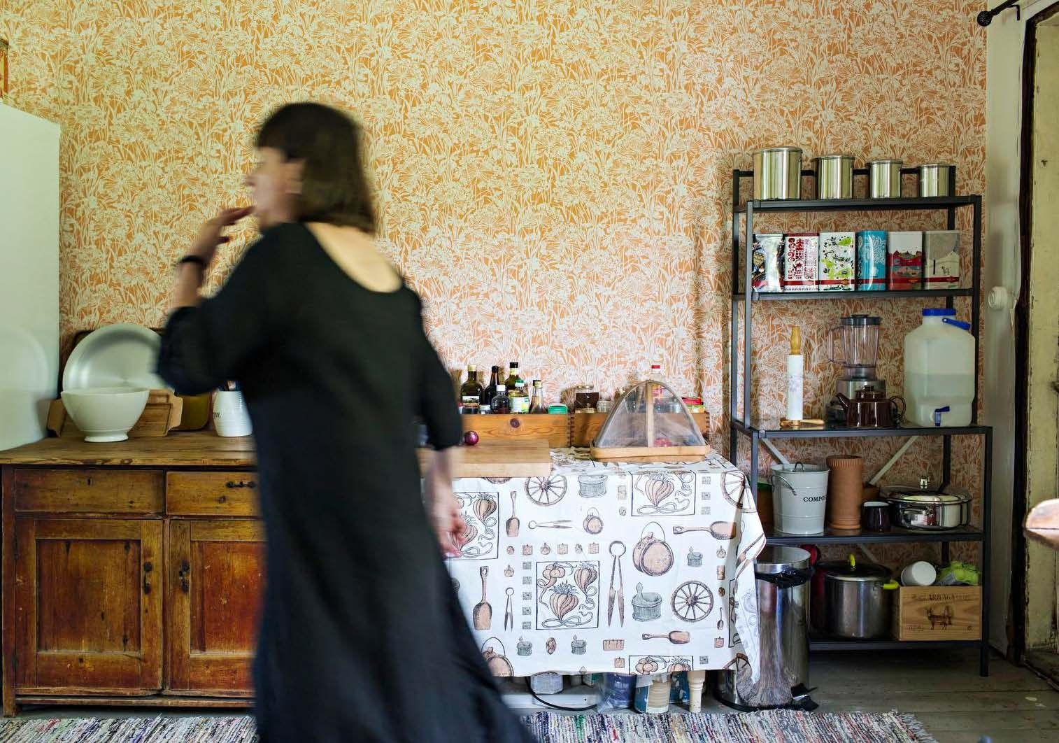 Christel ei halunnut talostaan museota. Hän valitsi keittiöön ruotsalaisen tapetin 1970-luvulta.