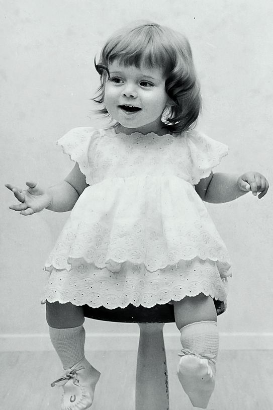 Kotona Porissa. Olen puolitoistavuotias ja mielelläni huomion keskipisteenä.