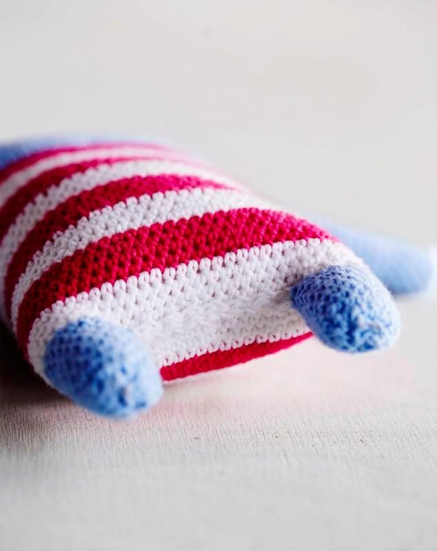 Virkkaa puput kiinteillä silmukoilla. Tee jalat vartalon jatkoksi ja ompele lopuksi aukko jalkojen välistä.