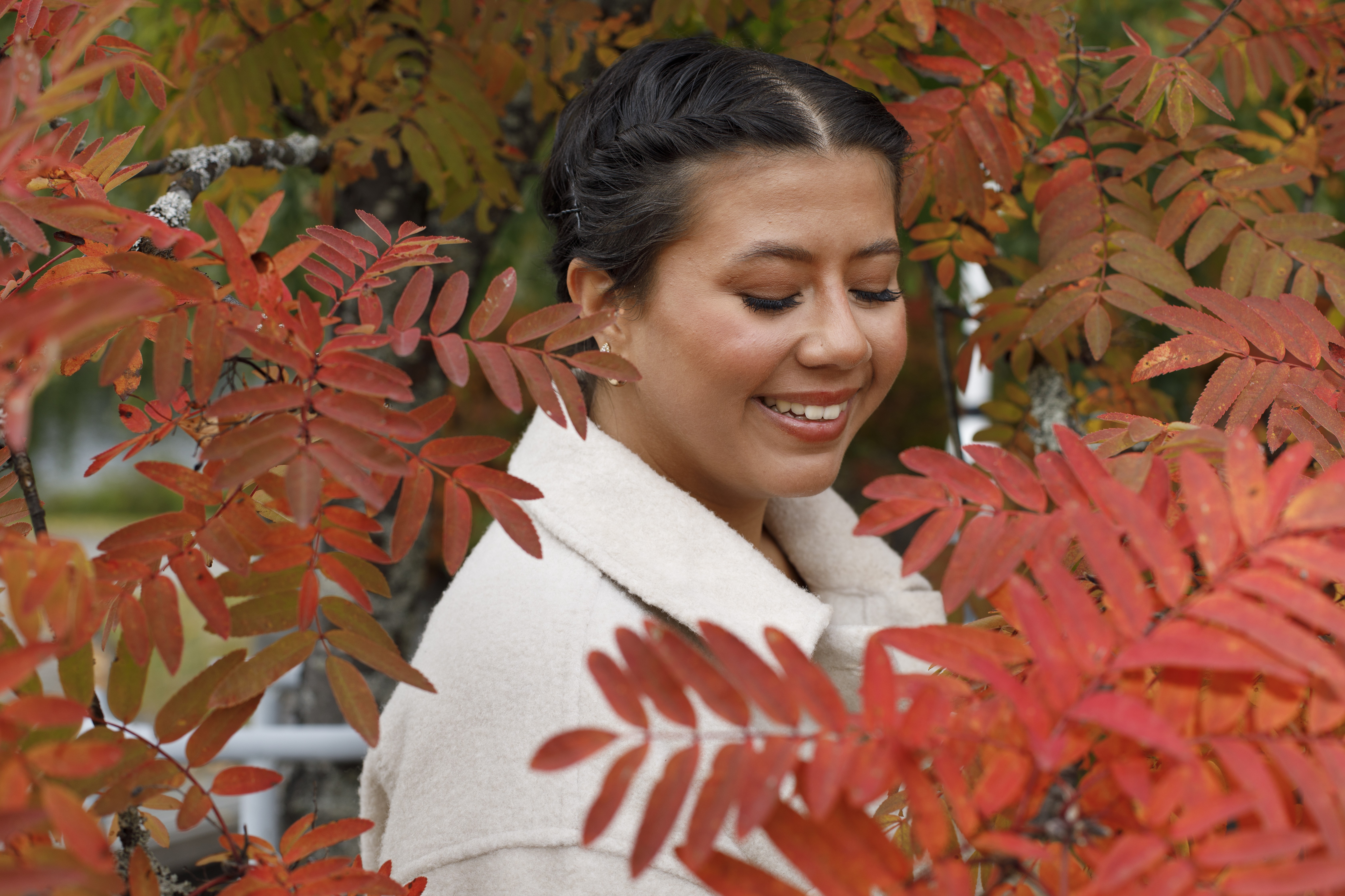 ”Vaatii voimia puhjeta kukkaan, jos on erilainen kuin toiset.” Kolumbiasta Suomeen adoptoitu Karla Karmala, KK21/2022