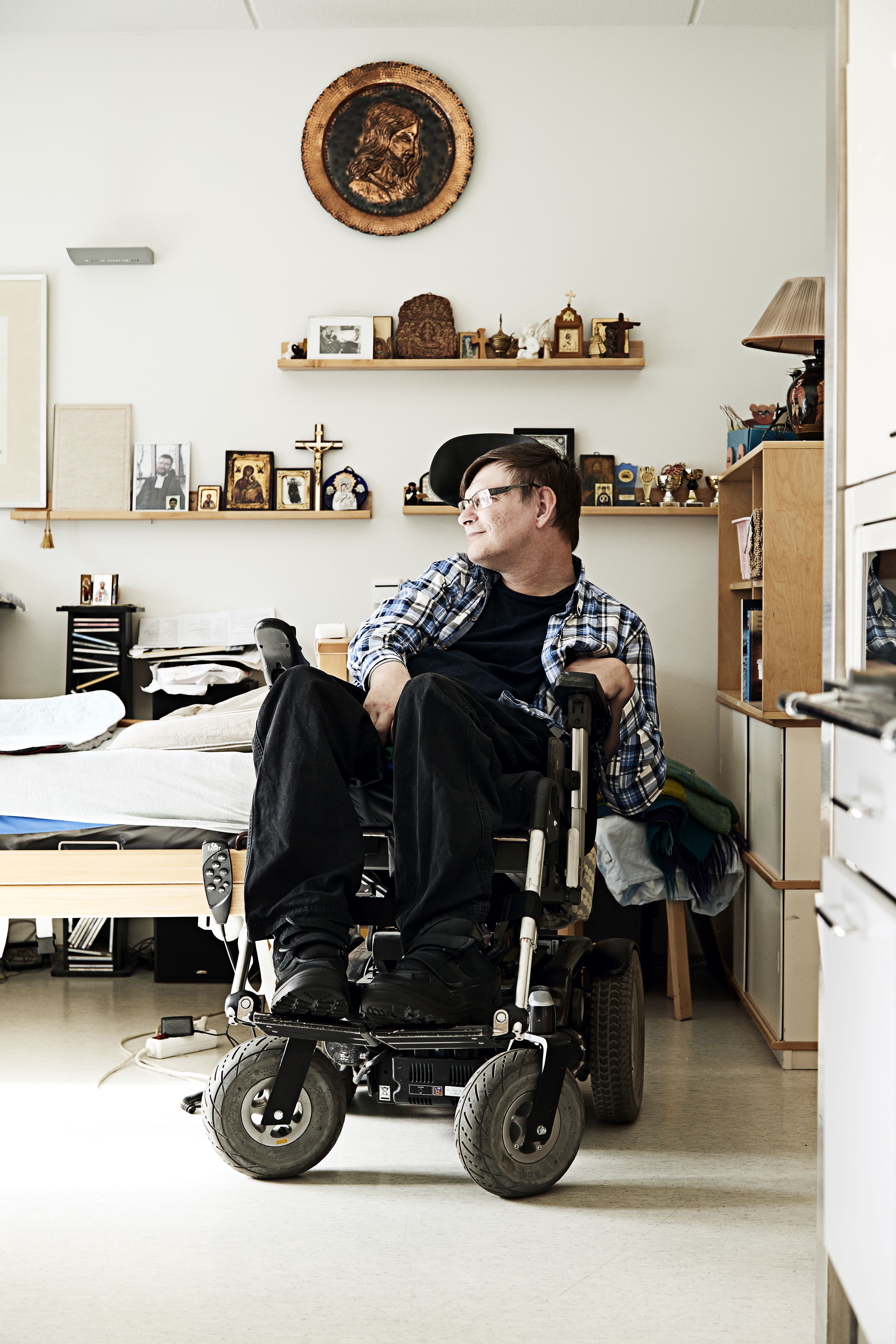 Sami Mustakallion koti on palvelutalossa. "Ystävät tuovat minulle ikoneita matkoiltaan."