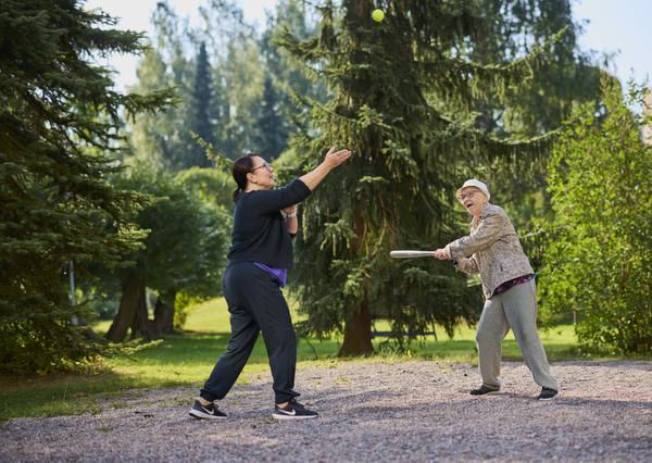 Kertulle pallon syöttää lähihoitaja Krista Piipponen, joka on käynyt Kertun luona jo monta vuotta. ”Krista on ihana ja minulle rakas”, Kerttu sanoo. 